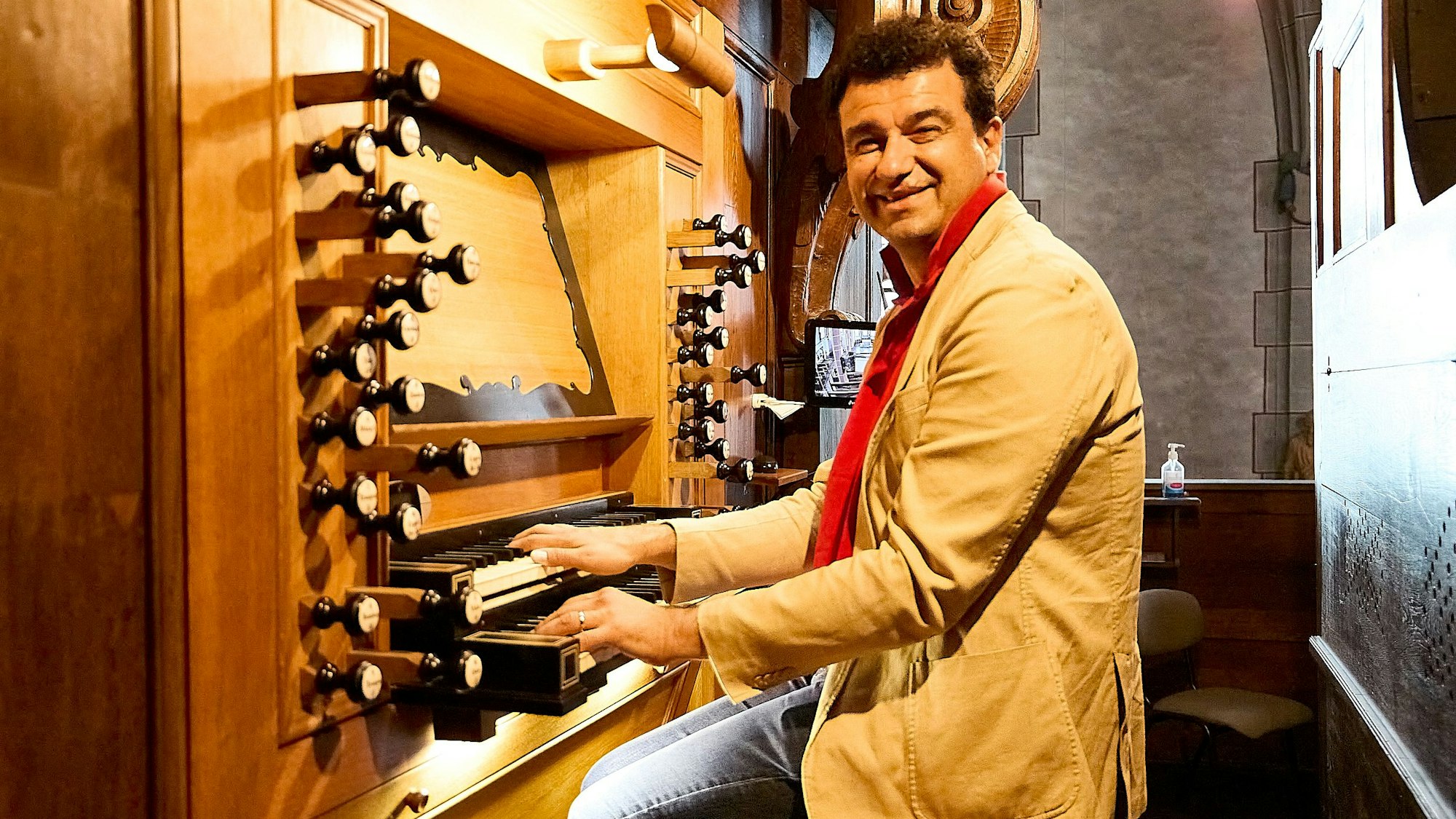 Der italienische Organist Paolo Oreni spielt auf der Orgel in der Schlosskirche in Schleiden.