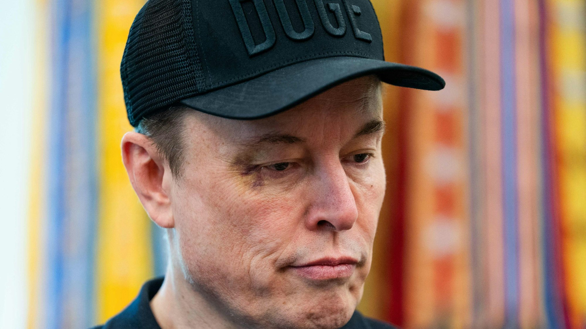 Elon Musk schaut während einer Pressekonferenz mit US-Präsident Donald Trump im Oval Office des Weißen Hauses.