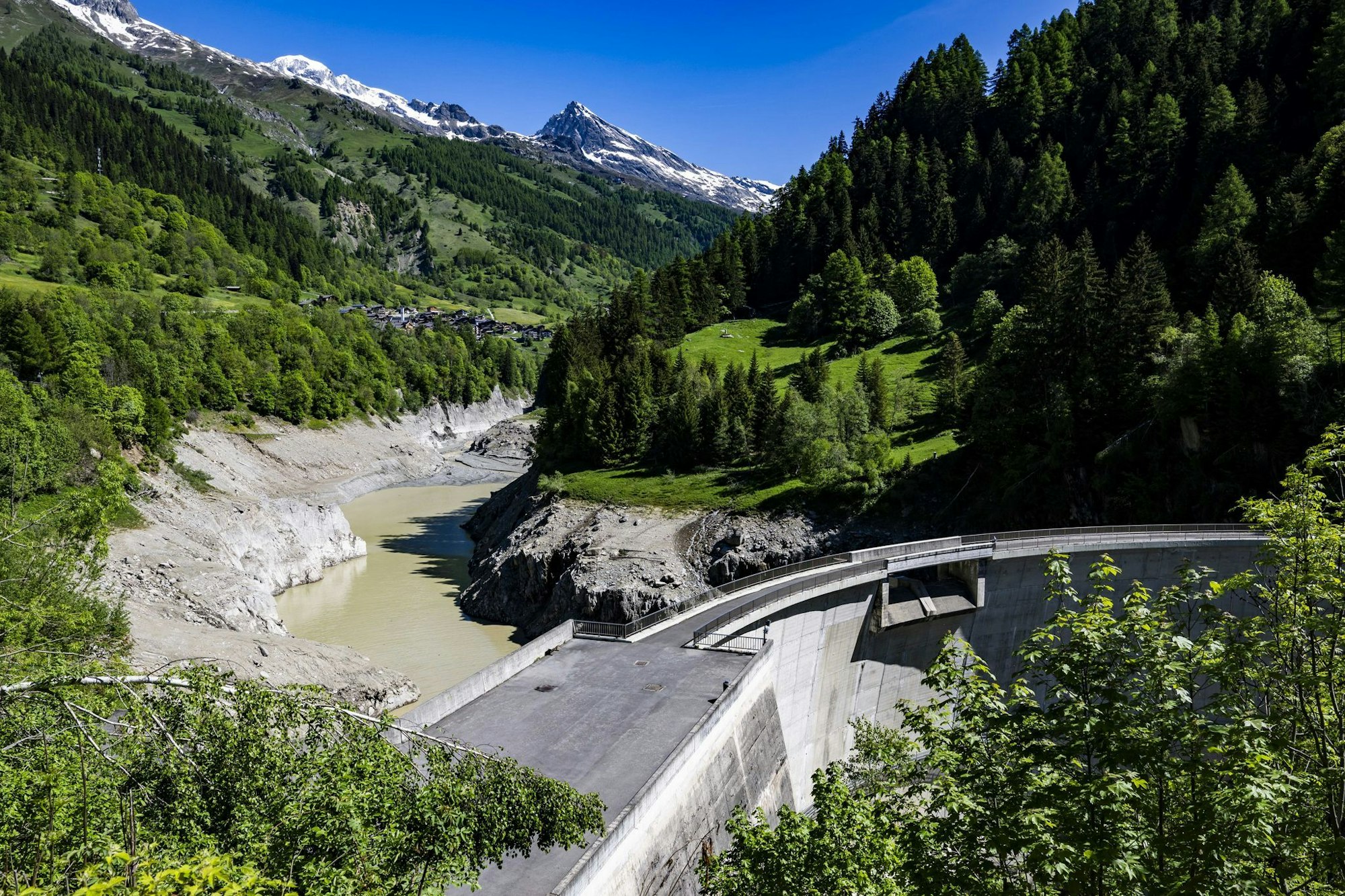 Der Stausee bei Ferden talabwärts des Katastrophengebiets soll gegebenenfalls große Wassermengen auffangen.