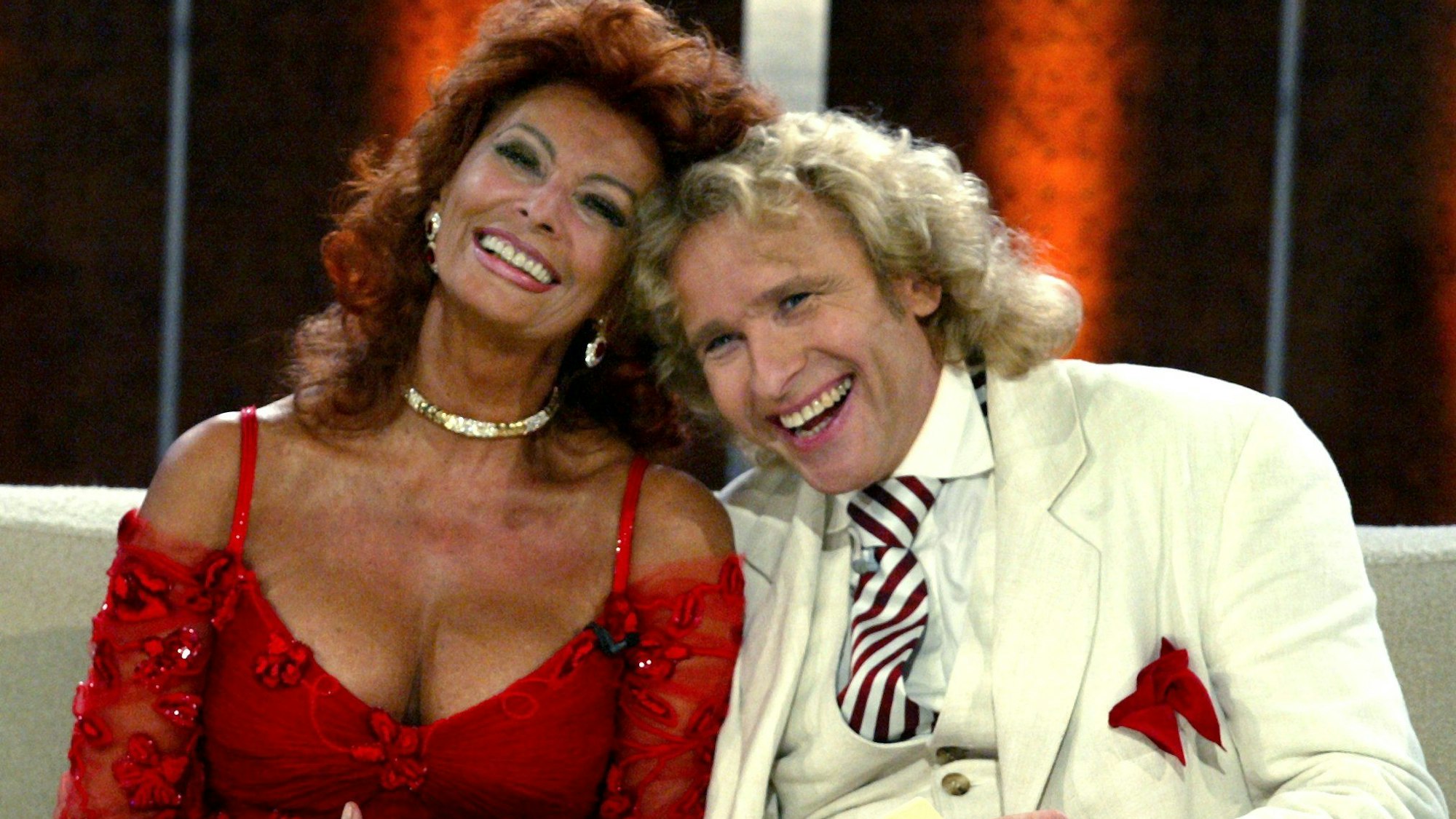 Sophia Loren scherzt mit Showmaster Thomas Gottschalk während der 150. Sendung der Fernsehshow „Wetten, dass..?“ im Jahre 2004.