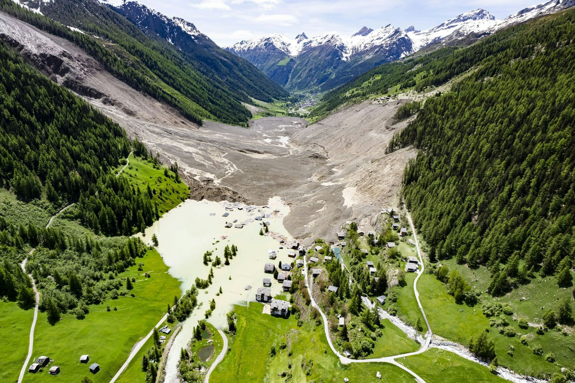 Eine Geröllwüste und ein aufgestauter Fluss Lonza sind jetzt da, wo früher das Dorf Blatten war.