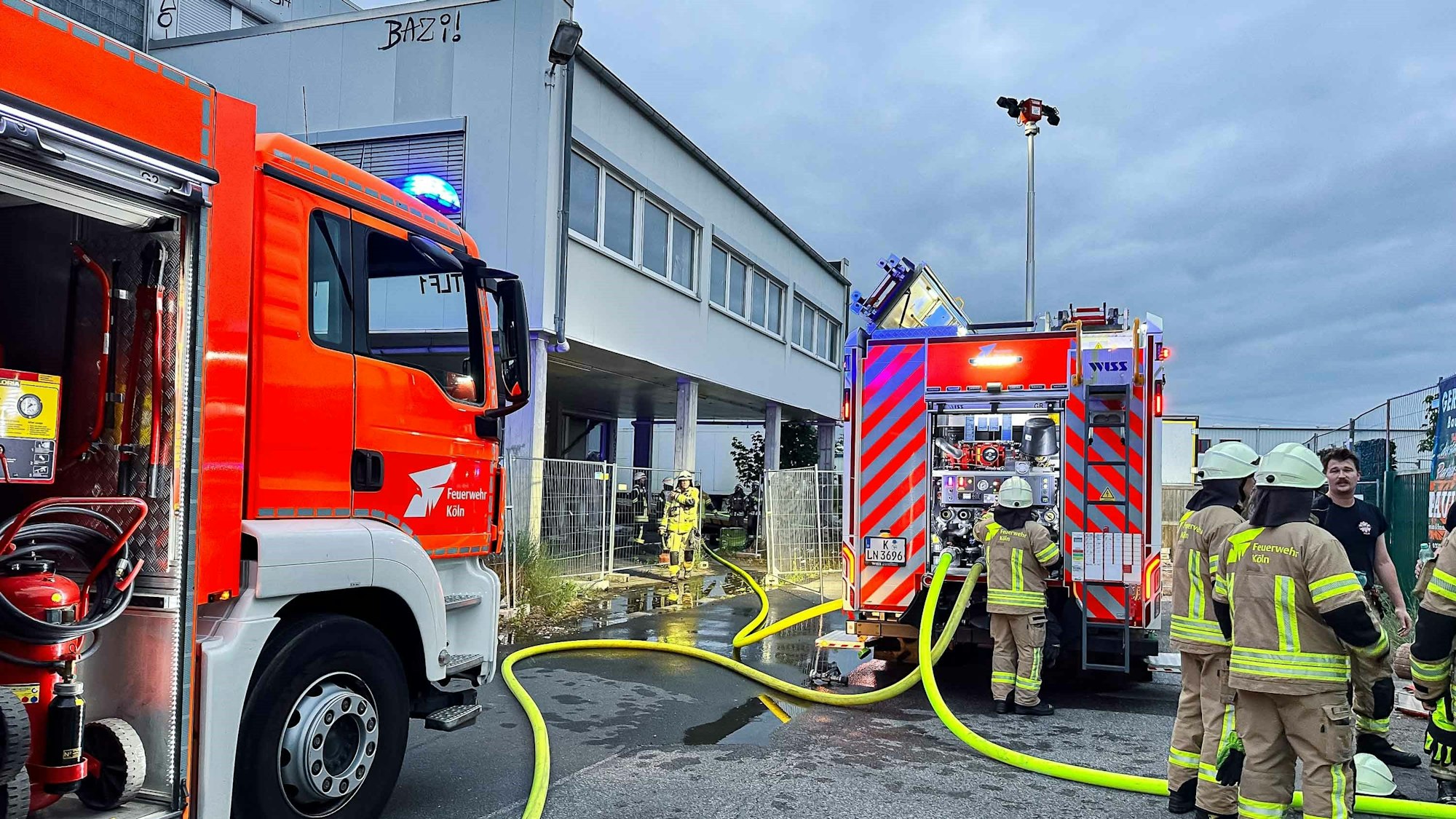 Einsatzkräfte der Feuerwehr Köln am Großmarkt Foto: Daniel Evers