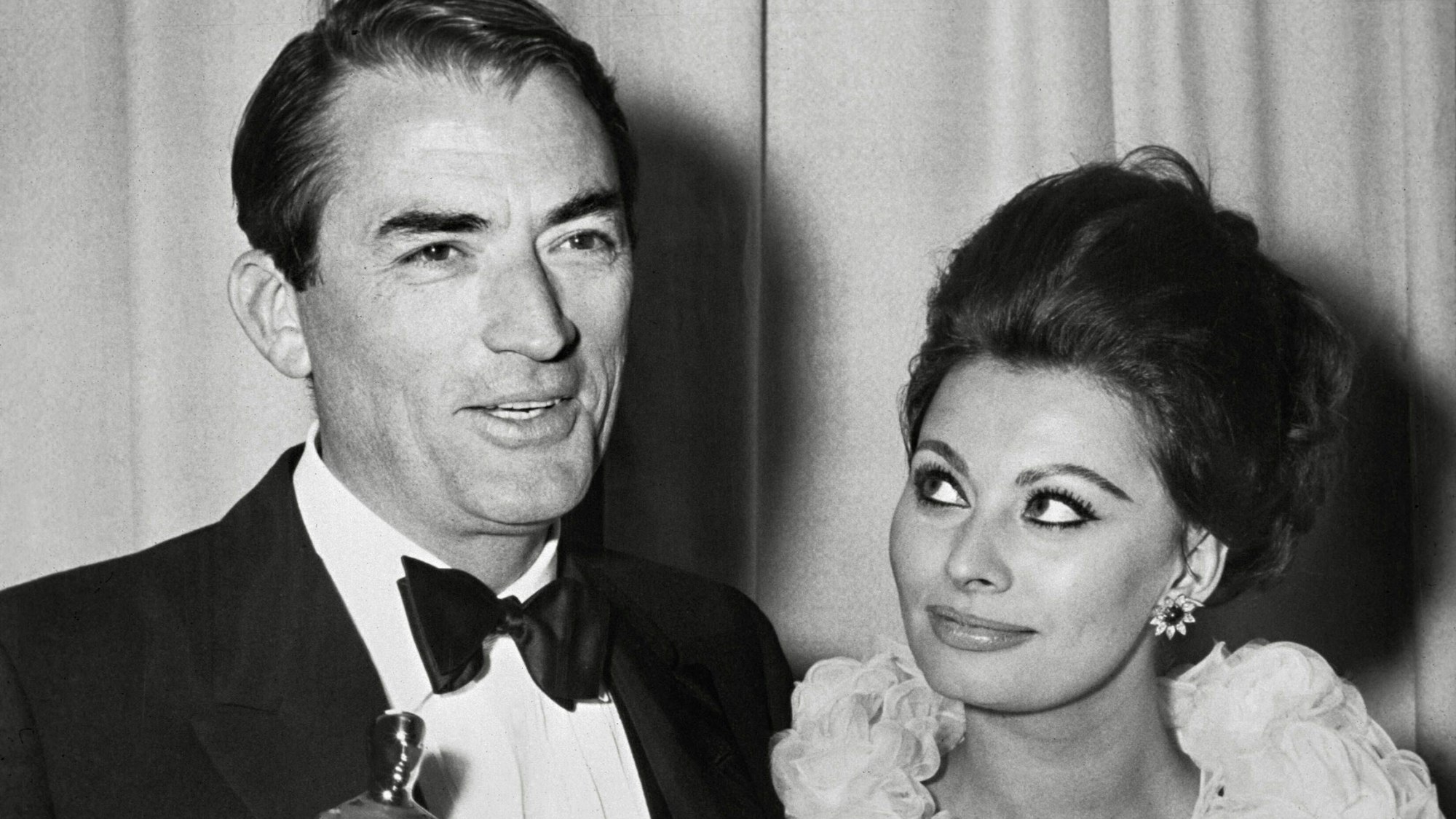 Oscarglanz mit Aussicht auf Abenteuer: Gregory Peck und Sophia Loren flanieren 1963 elegant zur Preisverleihung – drei Jahre später drehen sie gemeinsam „Arabeske“.