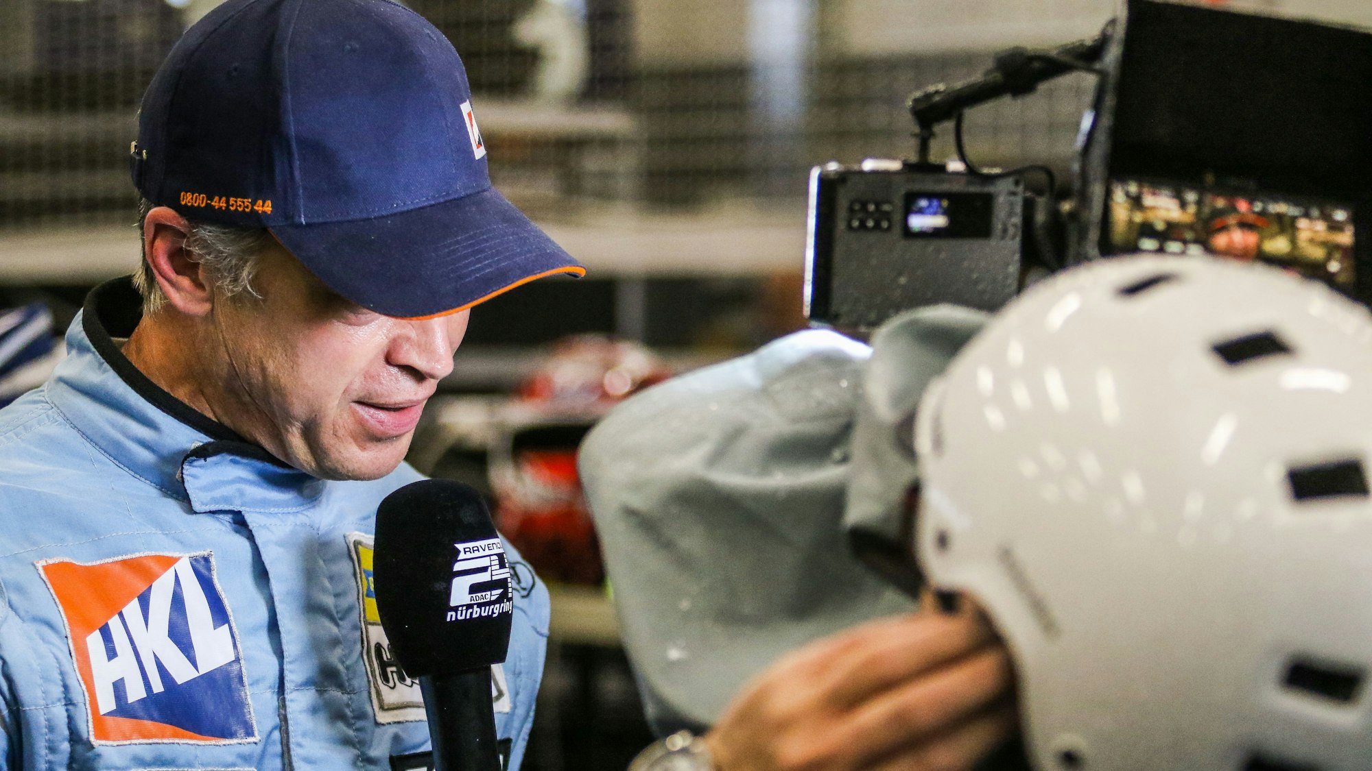 Frank Stippler gibt ein Fernsehinterview.