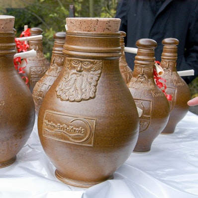 Auf dem Bild ist eine Reihe von Bartmannkrügen zu sehen.