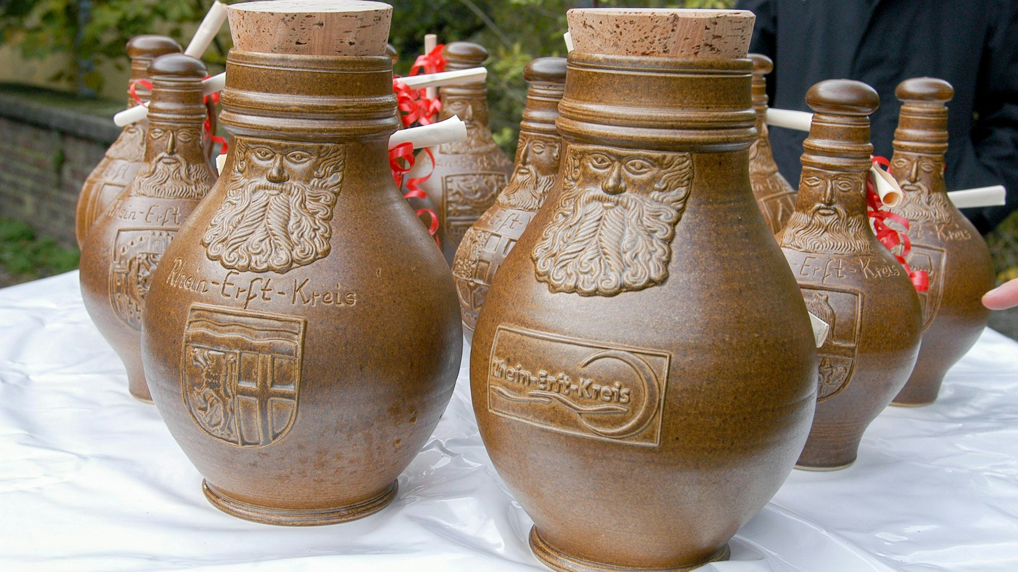 Auf dem Bild ist eine Reihe von Bartmannkrügen zu sehen.