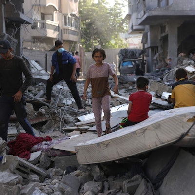 Palästinenser begutachten am 30. Mai 2025 die Stelle eines nächtlichen israelischen Luftangriffs in Dschabalia im zentralen Gazastreifen.