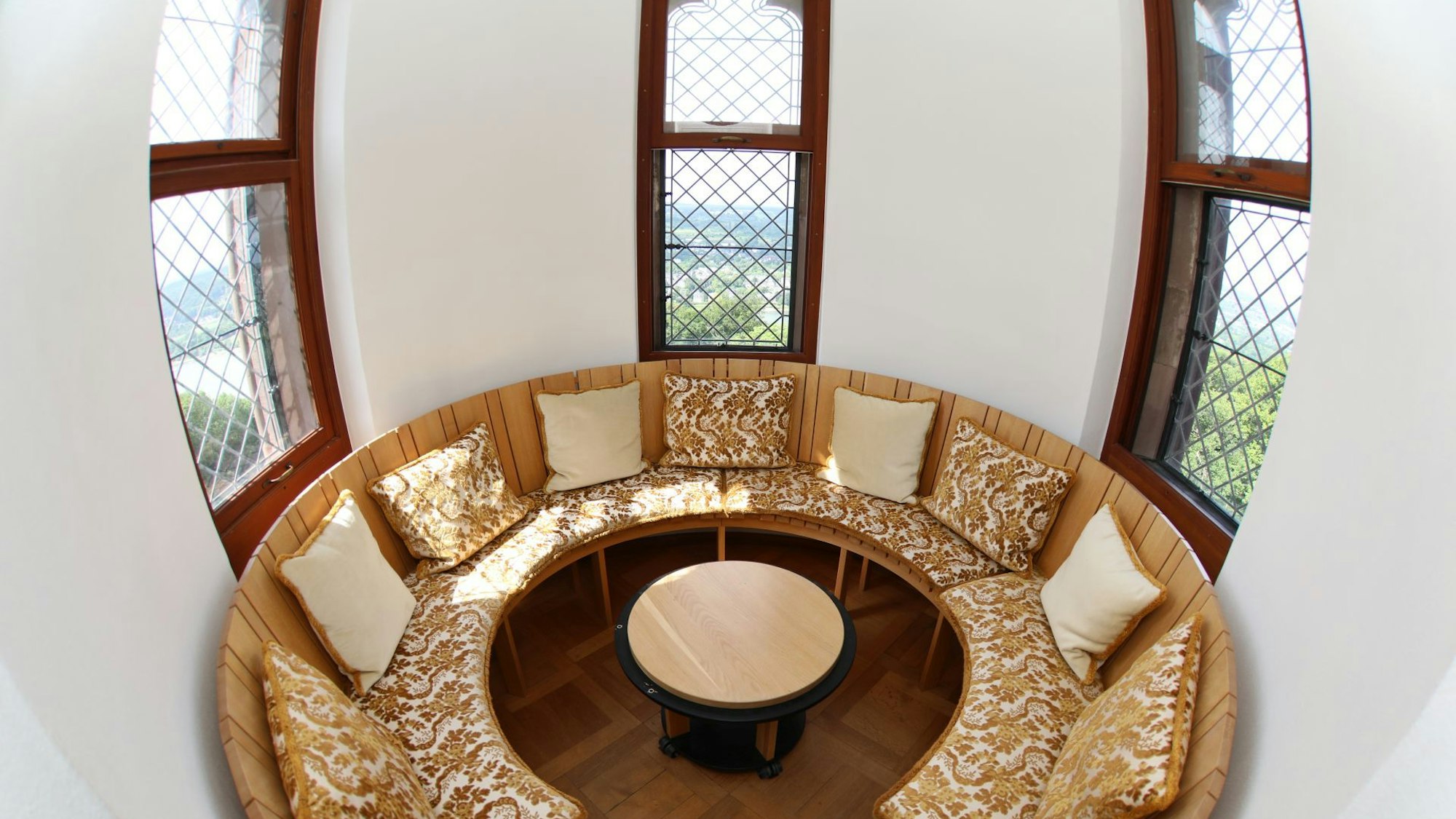 Ferienwohungen zur Geschichte Zimmer mit Aussicht
Peter und Gabi Müller in ihrer Ferienwohnung in Selhof
- Bilder aus der Süd-Ferienwohng der Drachenburg: Erker-, Wohn- und Schlafzimmer