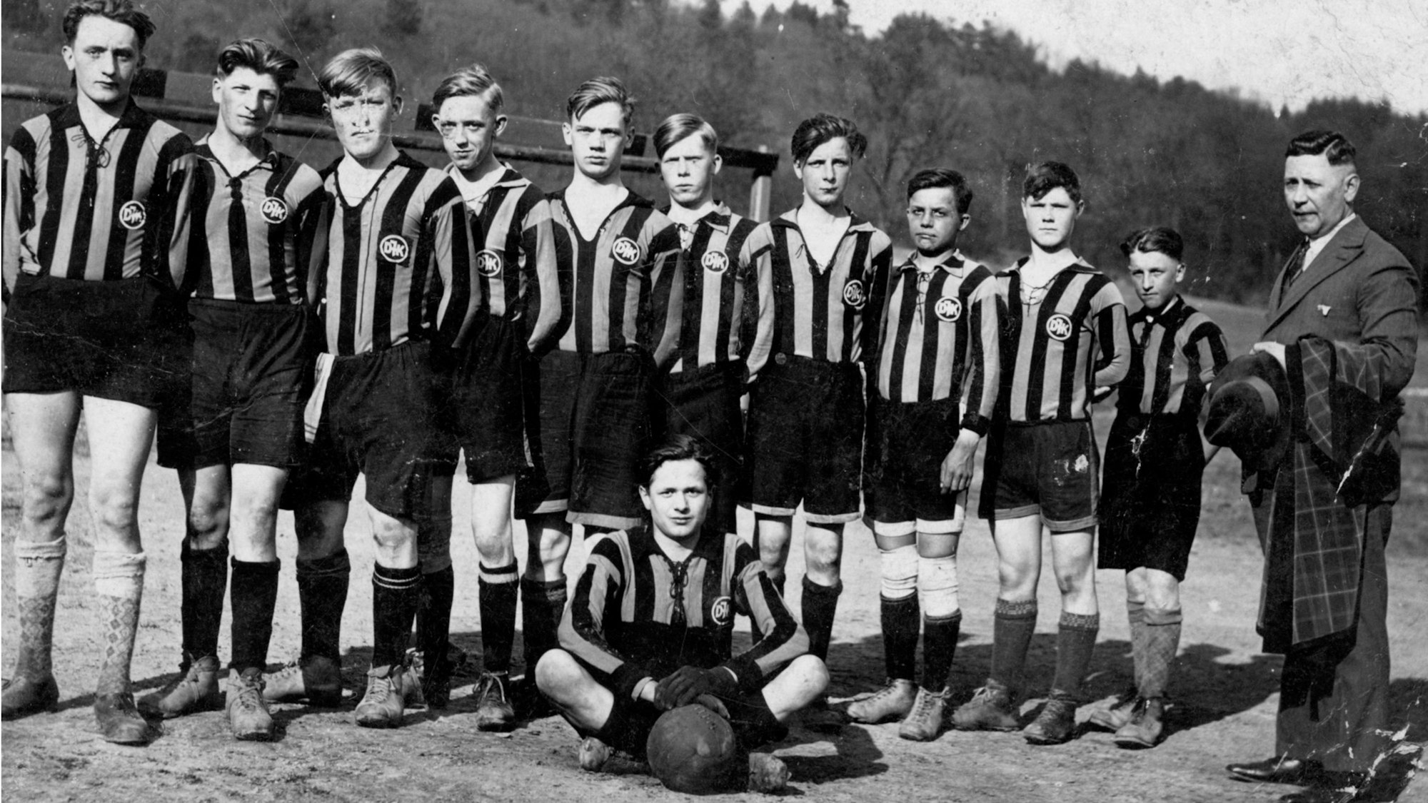 Historisches Bild einer Jugend-Fußballmannschaft