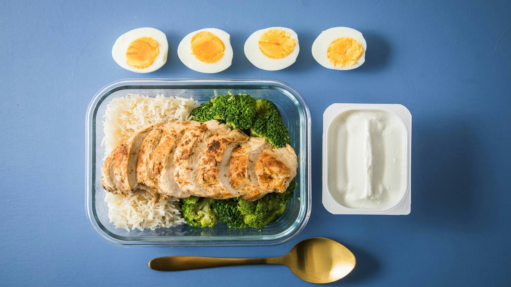 High-Protein-Food steht hoch im Kurs: Hier liefern wir einen Überblick, wie ein gesunder und proteinreicher Tag gelingt. .