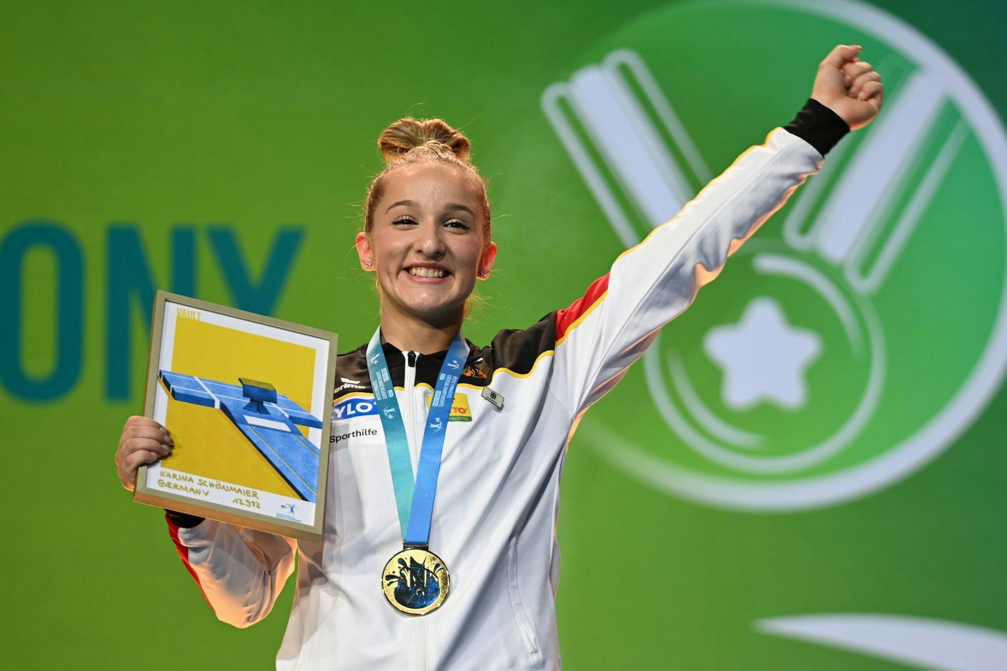 Karina Schönmaier jubelt über ihre Goldmedaille.
