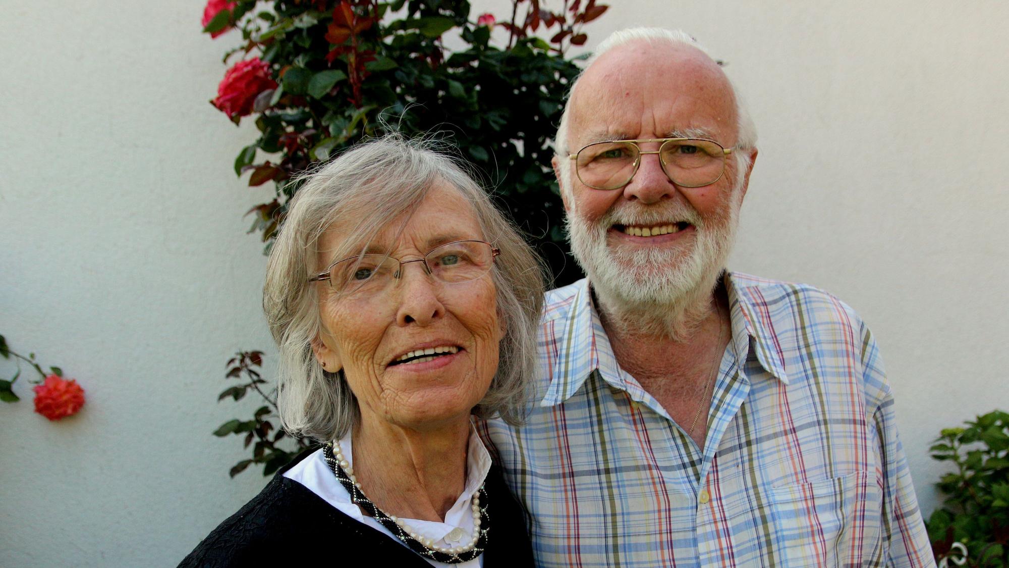 Eine Frau und ein Mann lächeln in die Kamera.