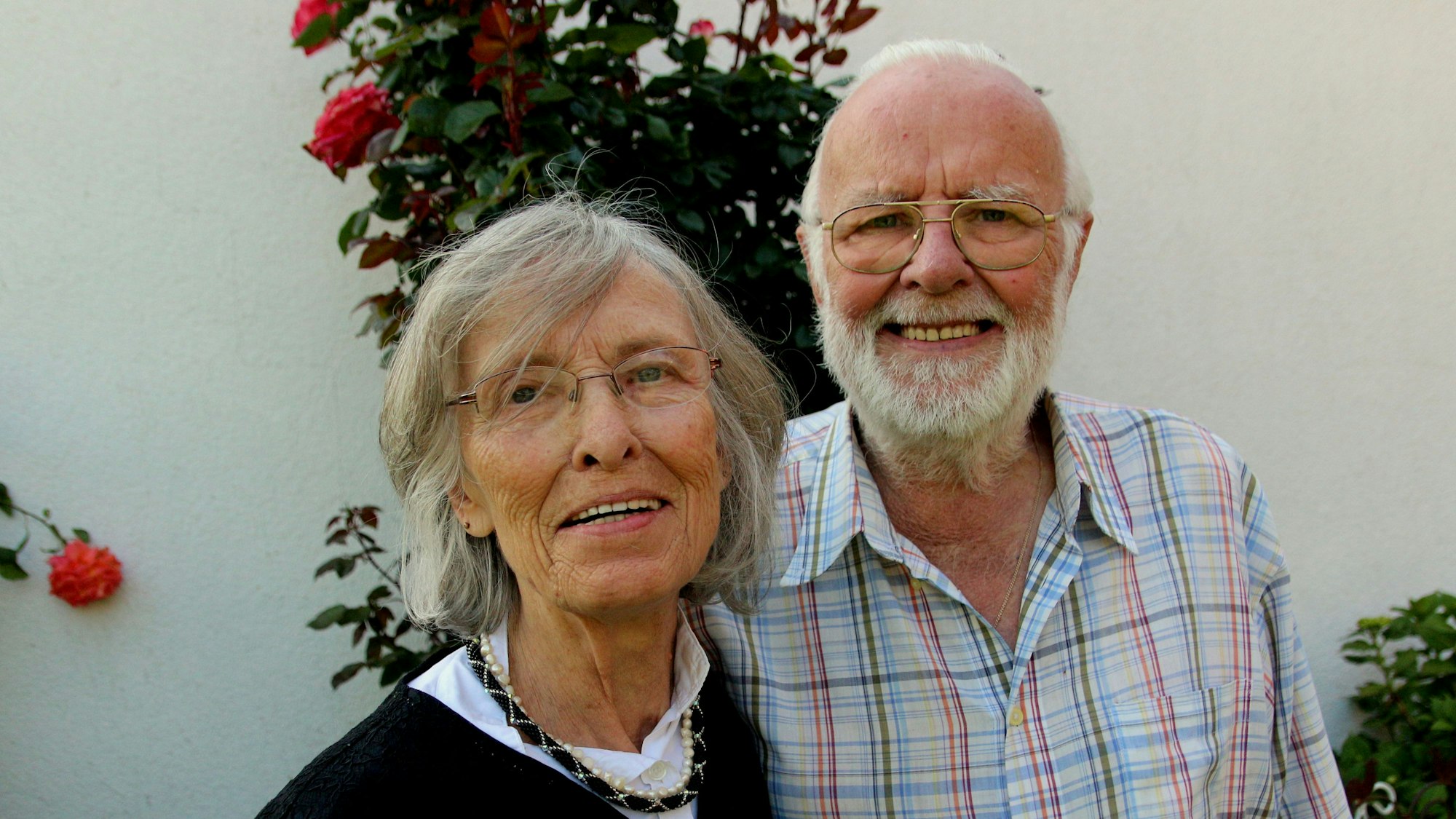 Eine Frau und ein Mann lächeln in die Kamera.