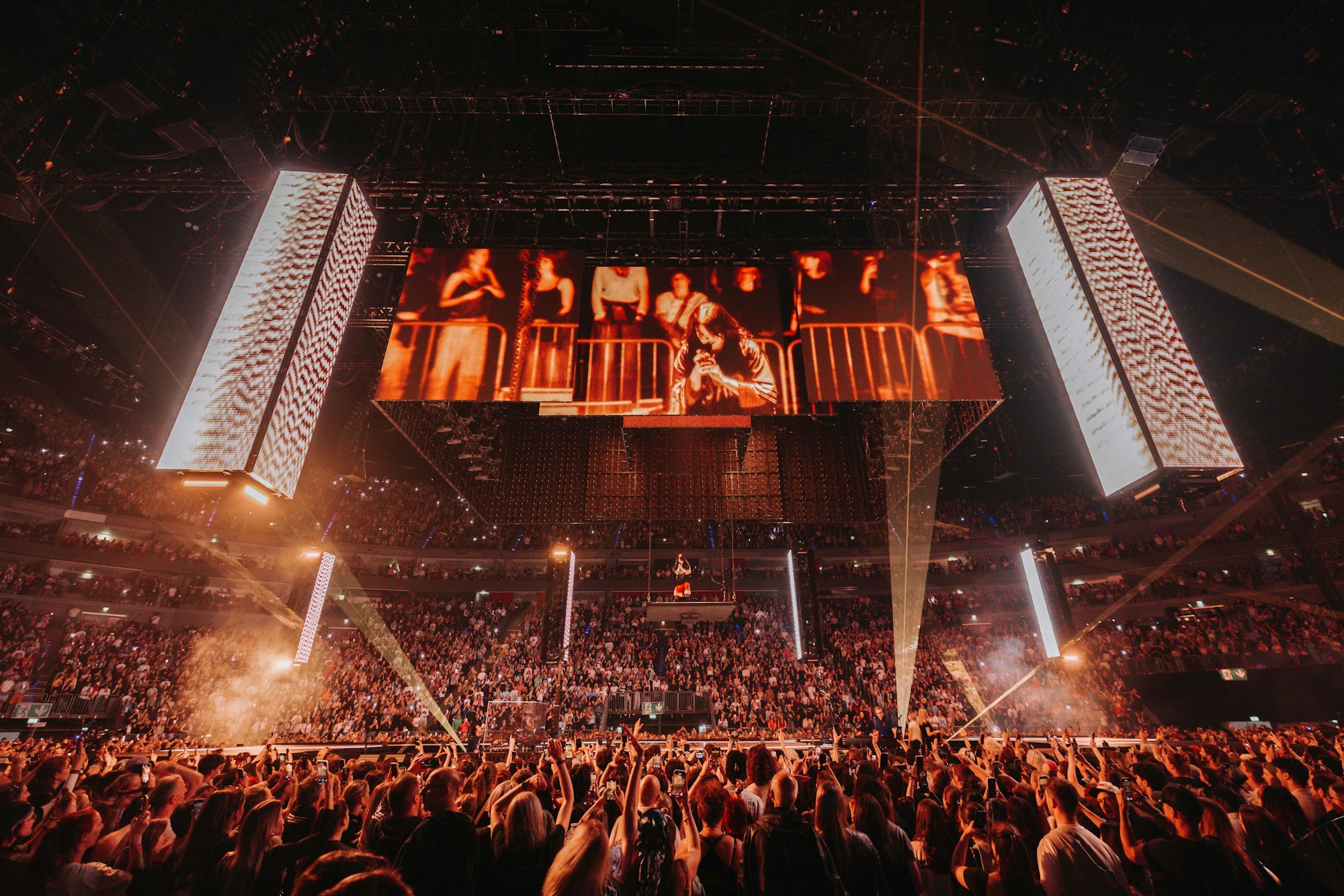 Fans umringen im Innenraum der Lanxess-Arena die Bühne von Billie Eilish.