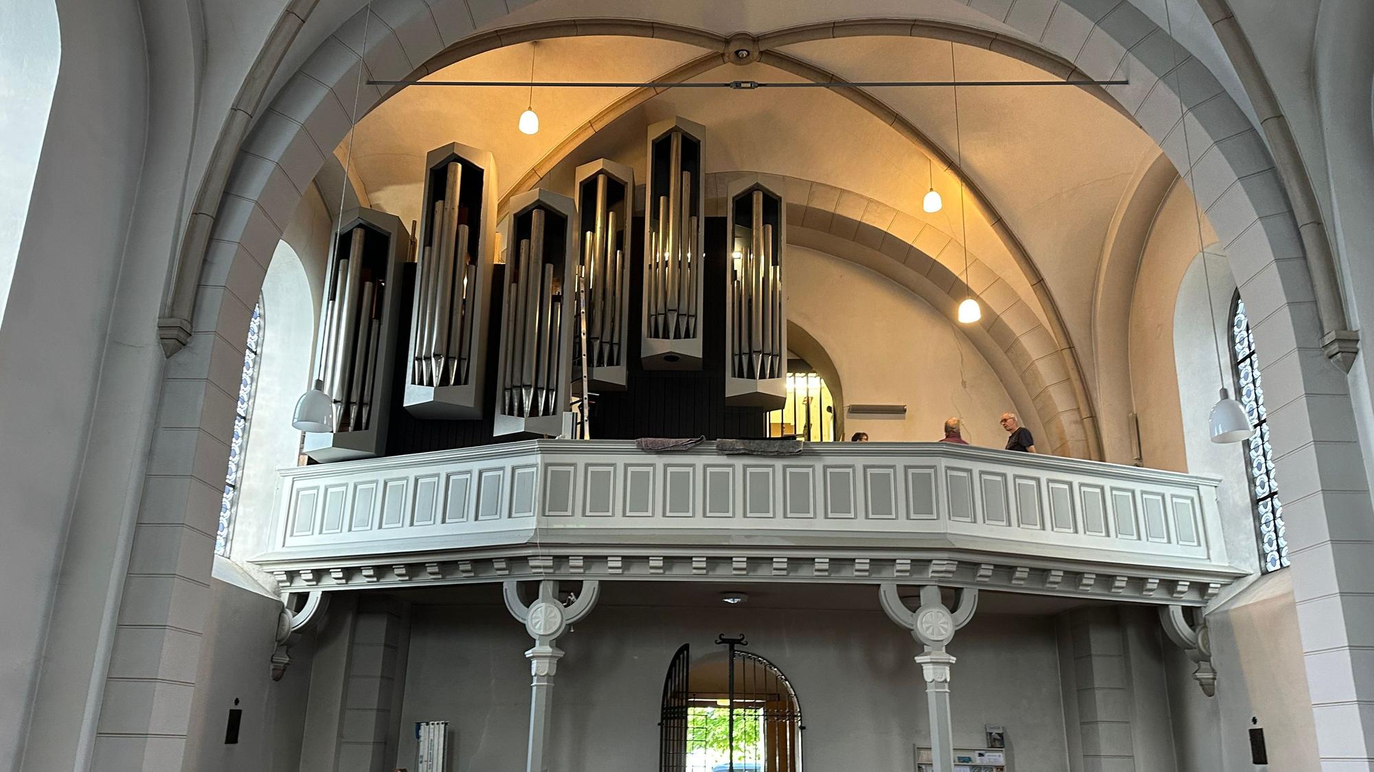 Blick auf die Empore in der Kirche Sankt Martinus mit der befindlichen Orgel.