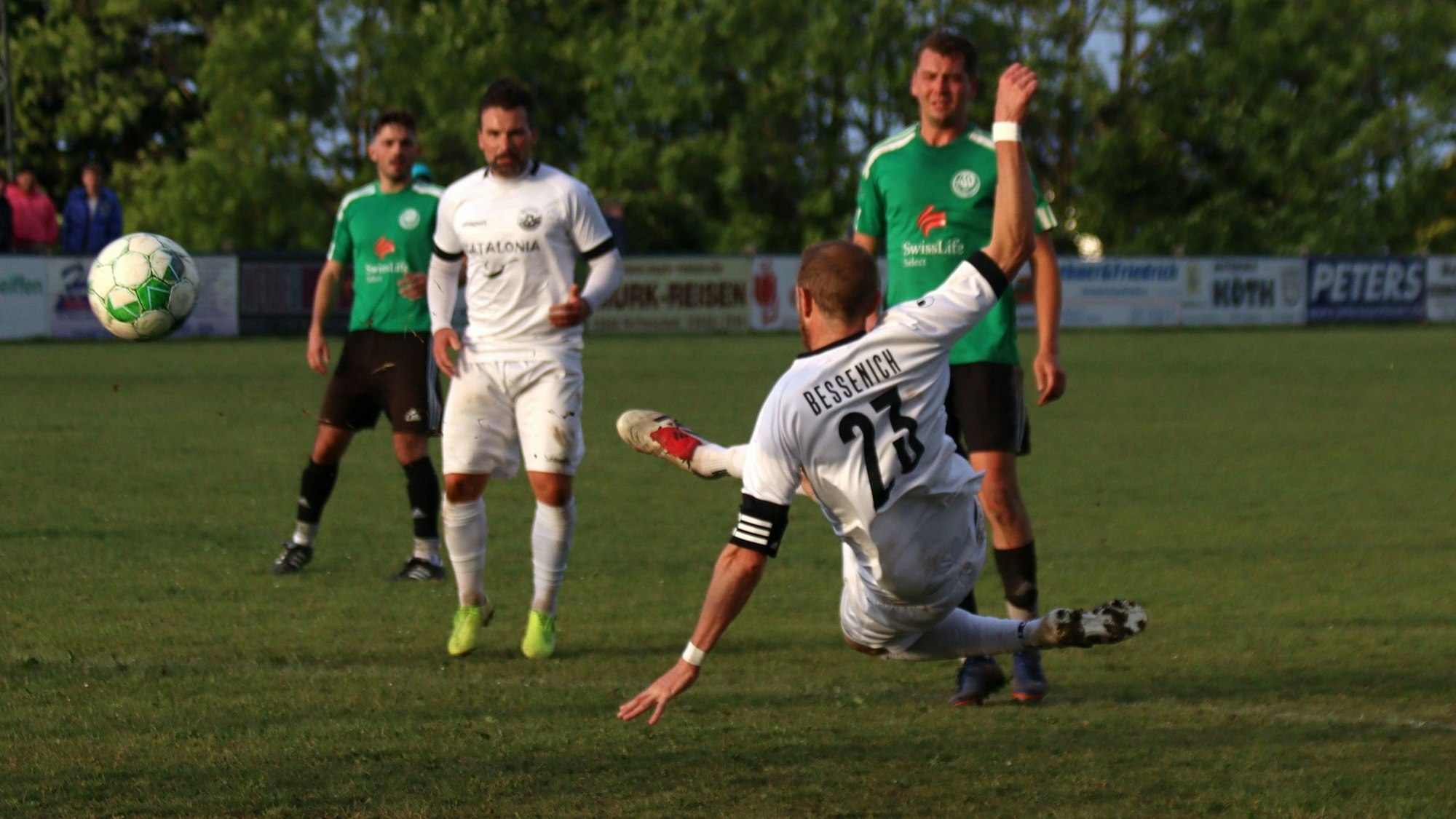 Ein Fußballer macht einen Seitfallzieher.