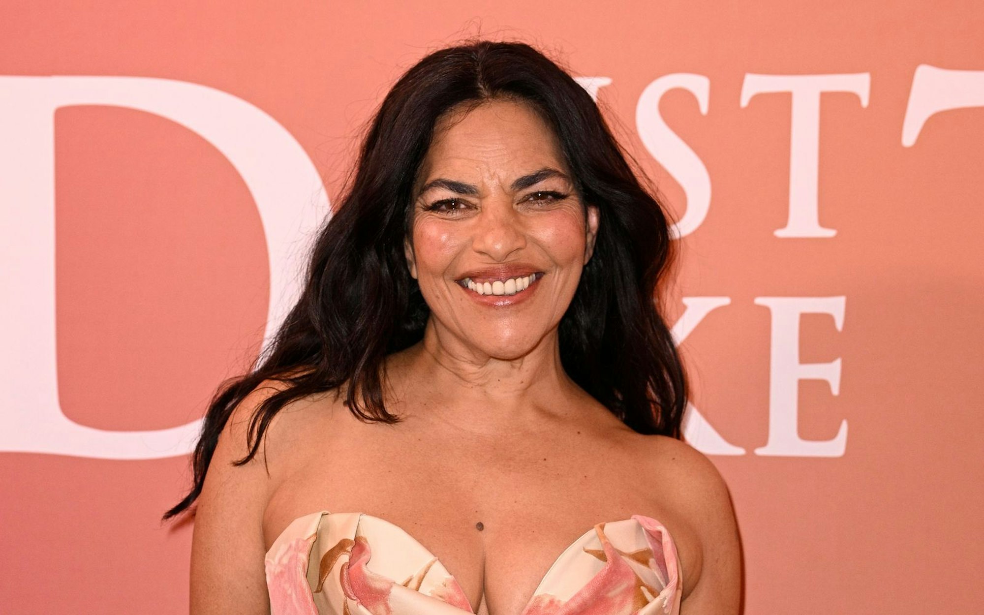 Schauspielerin Sarita Choudhury bekennt: „Ich hinterfrage vieles - vor allem mich selbst.“ (Bild: 2025 Getty Images/Kristy Sparow)