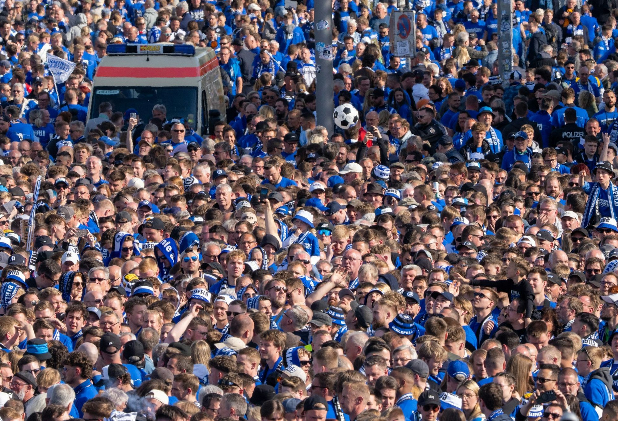 Dicht gedrängt hatten viele Fans stundenlang warten müssen, so der Vorwurf.