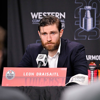 Leon Draisaitl spricht bei einer Pressekonferenz der Western Conference Final in Dallas, Texas.