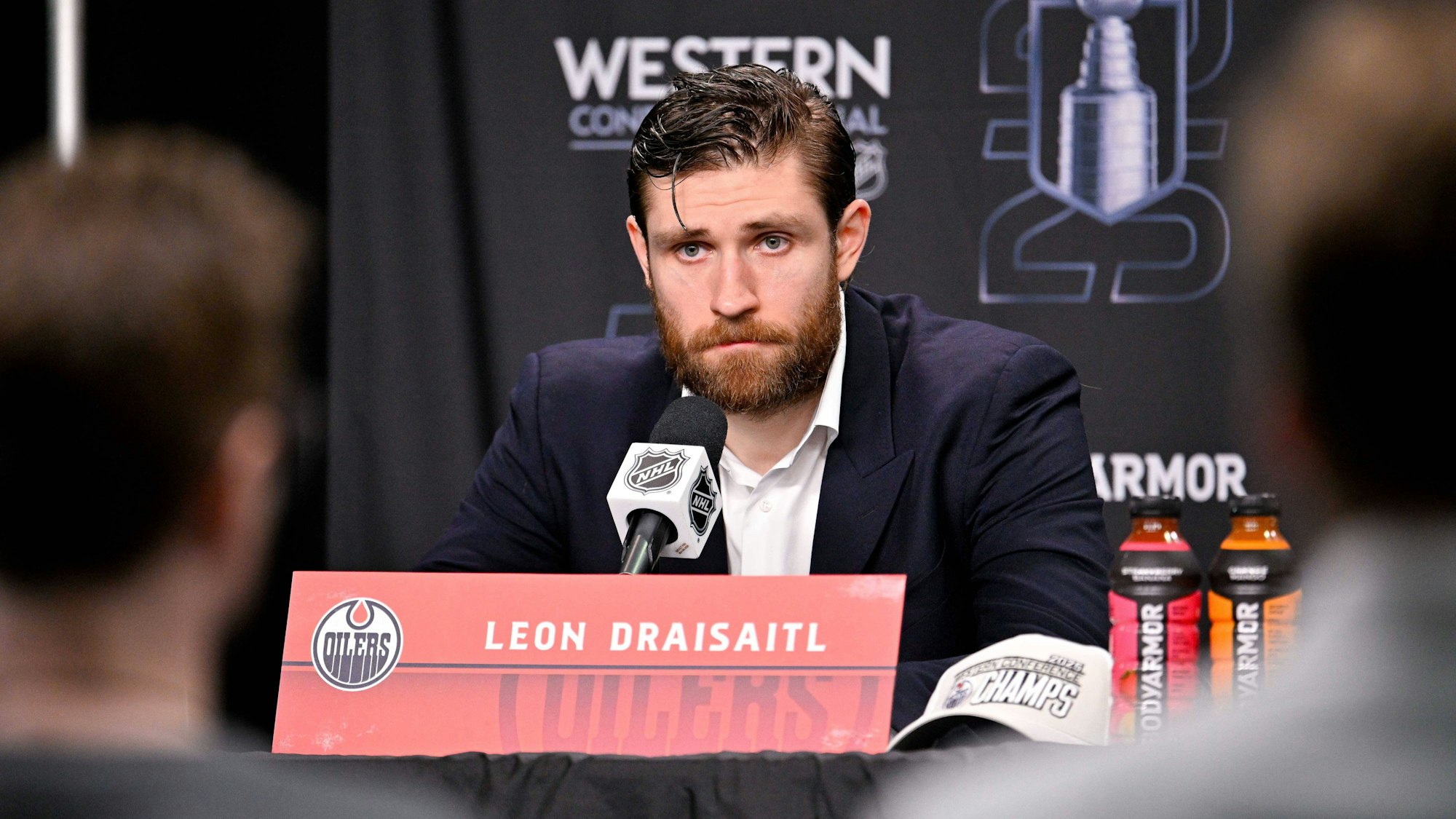 Leon Draisaitl spricht bei einer Pressekonferenz der Western Conference Final in Dallas, Texas.