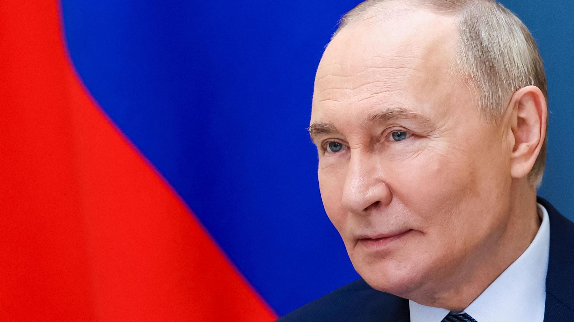 29.05.2025, Russland, Moskau: Der russische Präsident Wladimir Putin spricht im Vorfeld des Internationalen Kindertages per Videokonferenz mit prominenten Familien und Müttern, die mit dem Titel "Mutterheldin" ausgezeichnet wurden, im Kreml. Foto: Alexander Kazakov/Pool Sputnik Kremlin/AP/dpa +++ dpa-Bildfunk +++