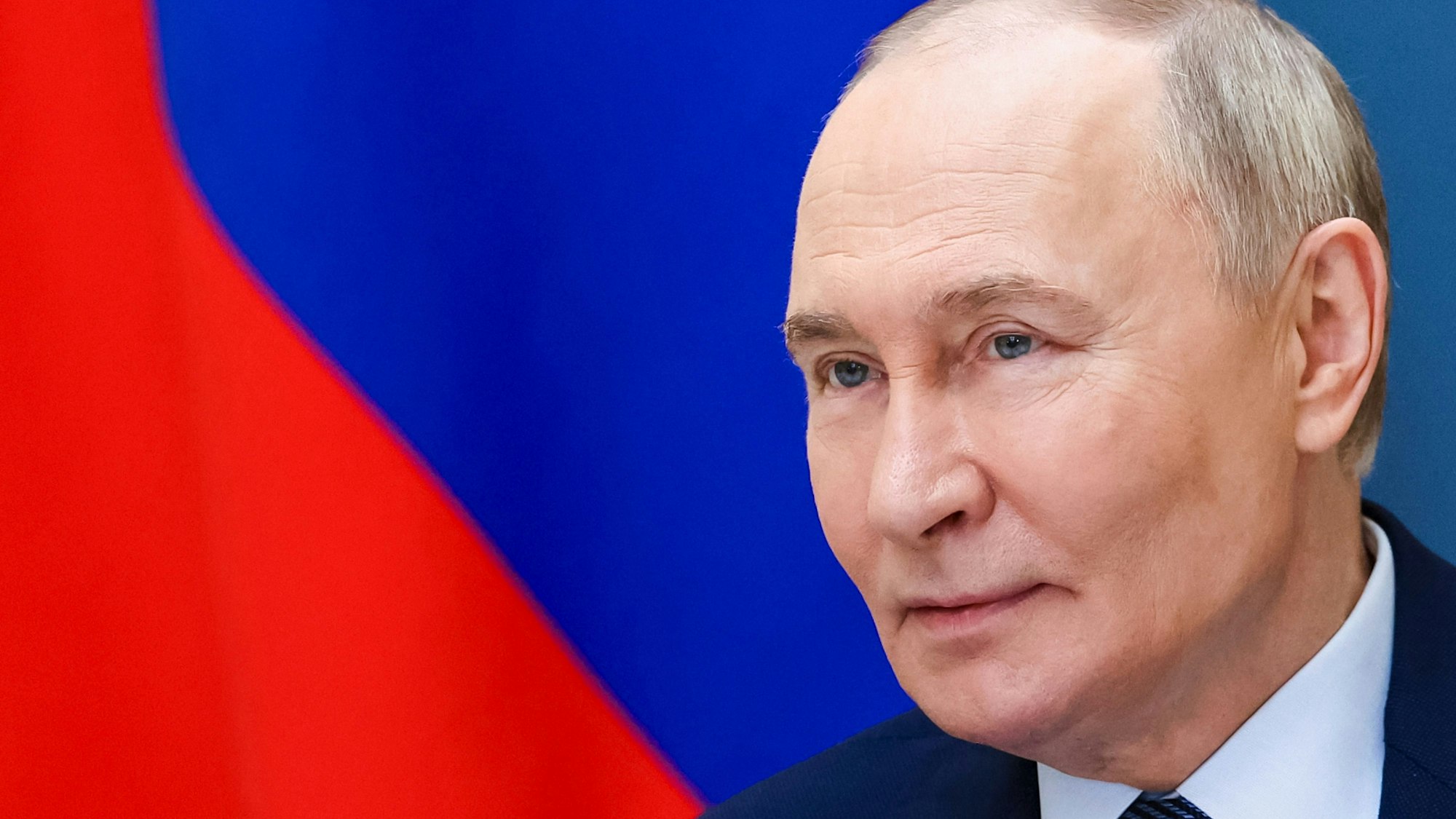 29.05.2025, Russland, Moskau: Der russische Präsident Wladimir Putin spricht im Vorfeld des Internationalen Kindertages per Videokonferenz mit prominenten Familien und Müttern, die mit dem Titel "Mutterheldin" ausgezeichnet wurden, im Kreml. Foto: Alexander Kazakov/Pool Sputnik Kremlin/AP/dpa +++ dpa-Bildfunk +++