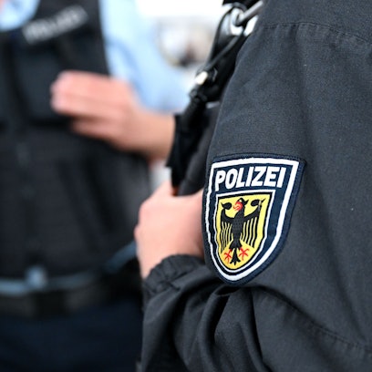 Bundespolizisten stehen an einem Hauptbahnhof am Bahnsteig.