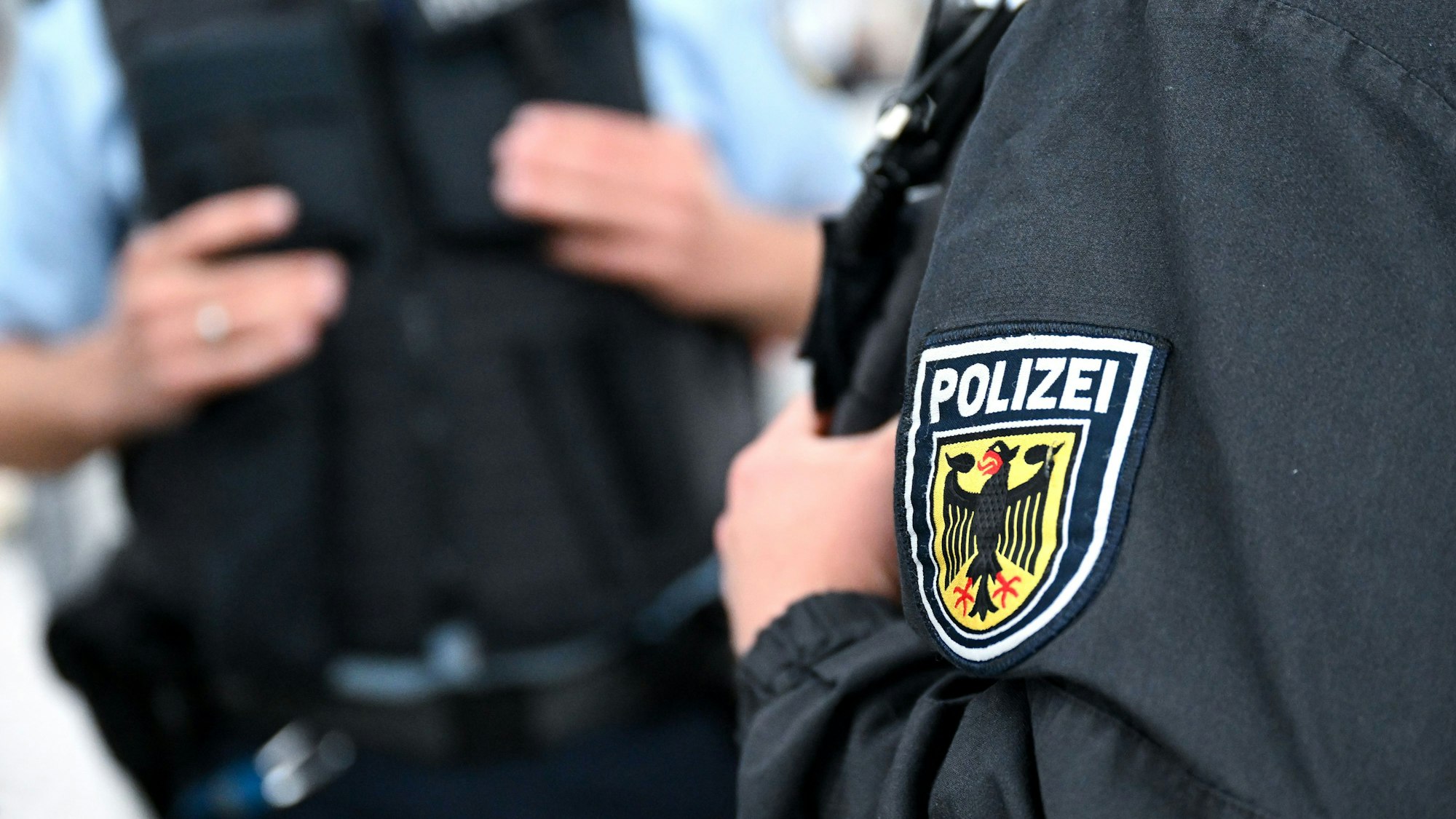 Bundespolizisten stehen an einem Hauptbahnhof am Bahnsteig.