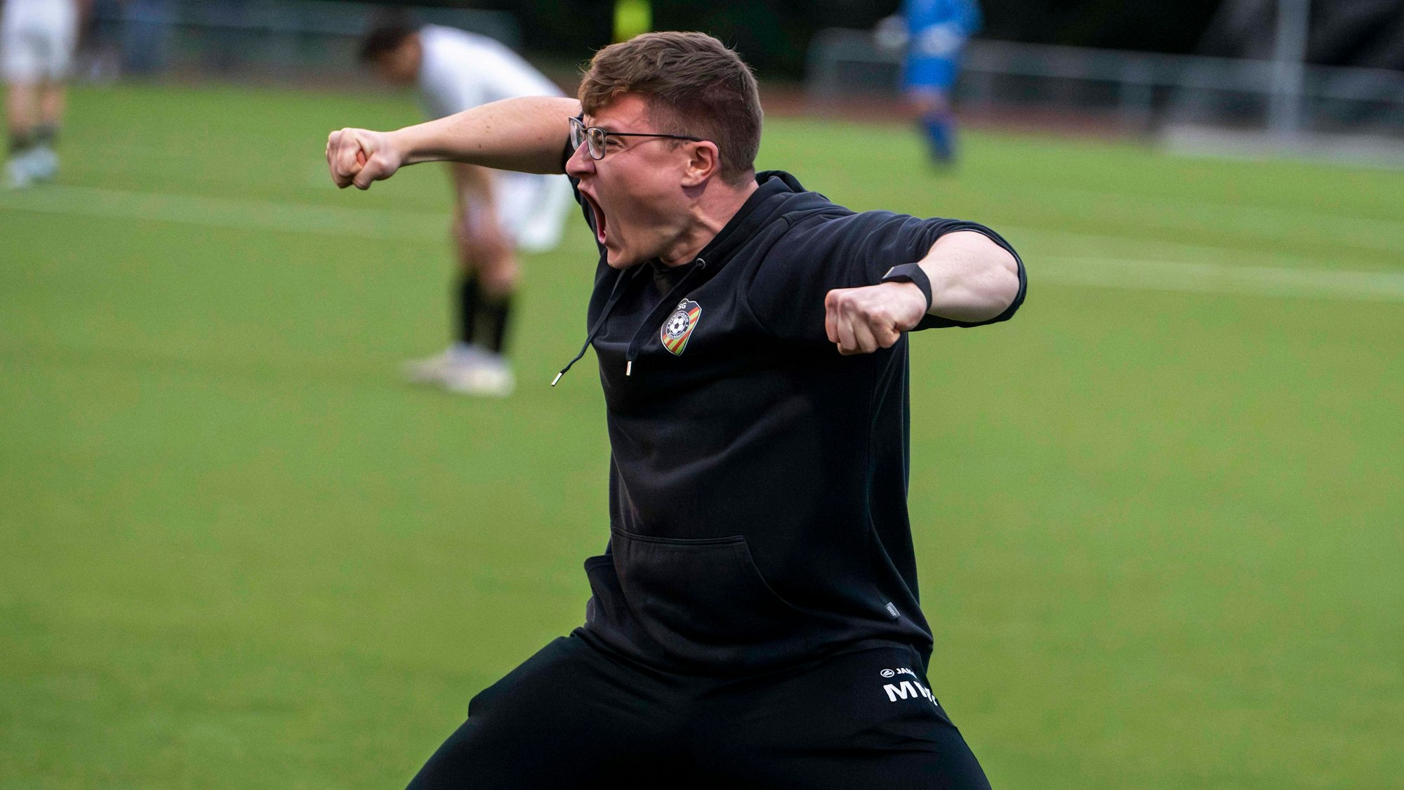 Flamersheims Trainer Marco Markwald schreit mit dem ganzen Körper seine Freude heraus.