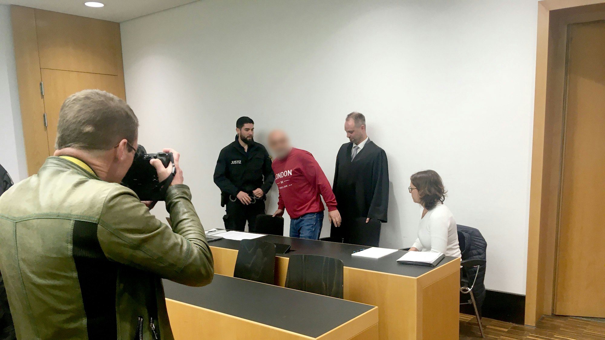 Ein Angeklagter (M) steht mit seinem Verteidiger Martin Ondrasik (2.v.r) sowie einer Dolmetscherin (r) auf der Anklagebank im Augsburger Amtsgericht.