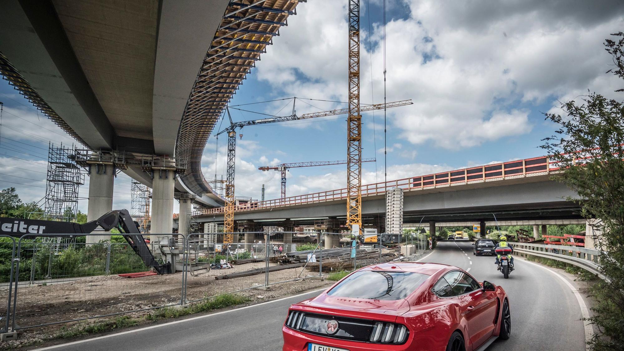 Die Autobahn führt über die Nobelstraße.