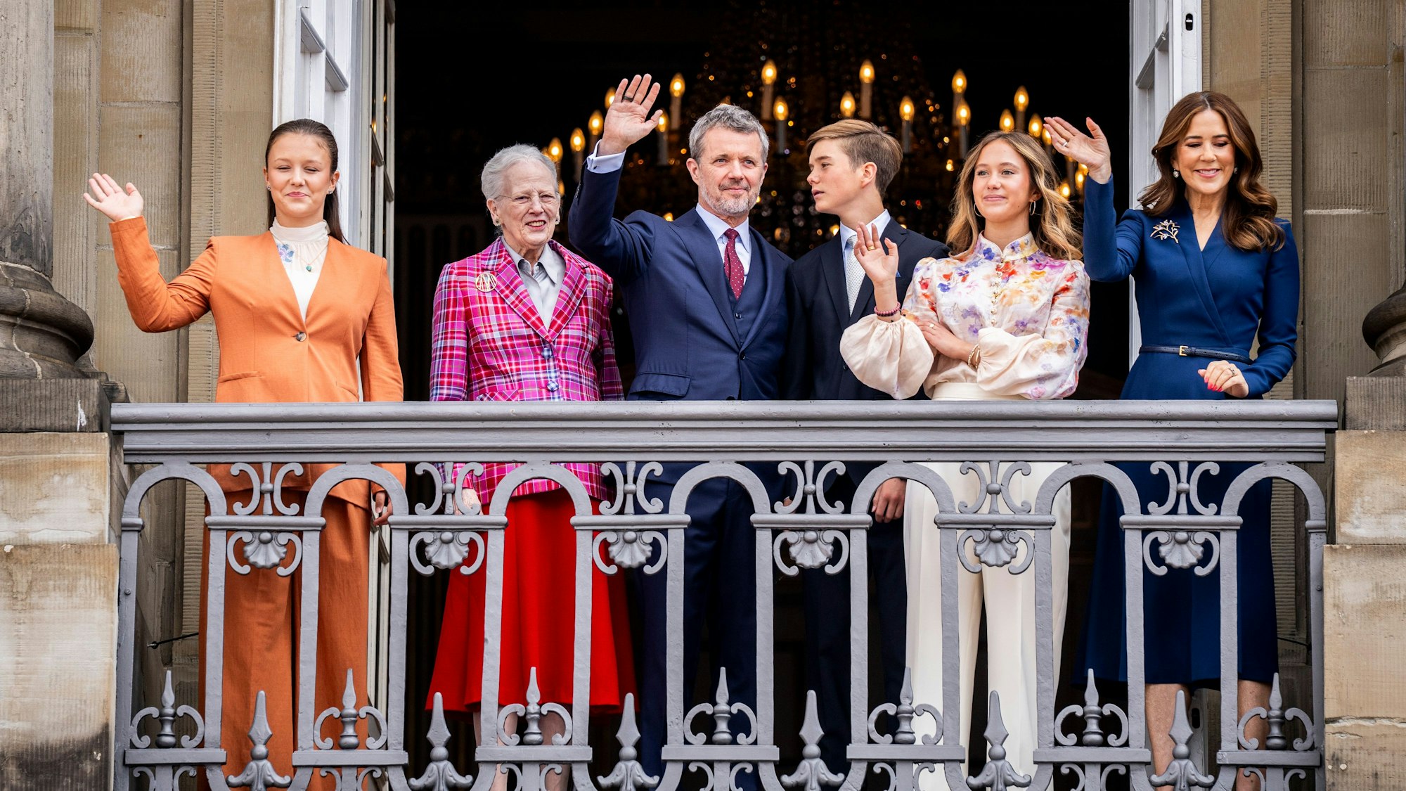 König Frederik X. neben Königin Mary (rechts), Königin Margrethe (zweite von links), Prinz Vincent (Mitte rechts), Prinzessin Isabella (links) und Prinzessin Josephine.