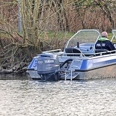 Rettungskräfte der Polizei auf dem Wasser.