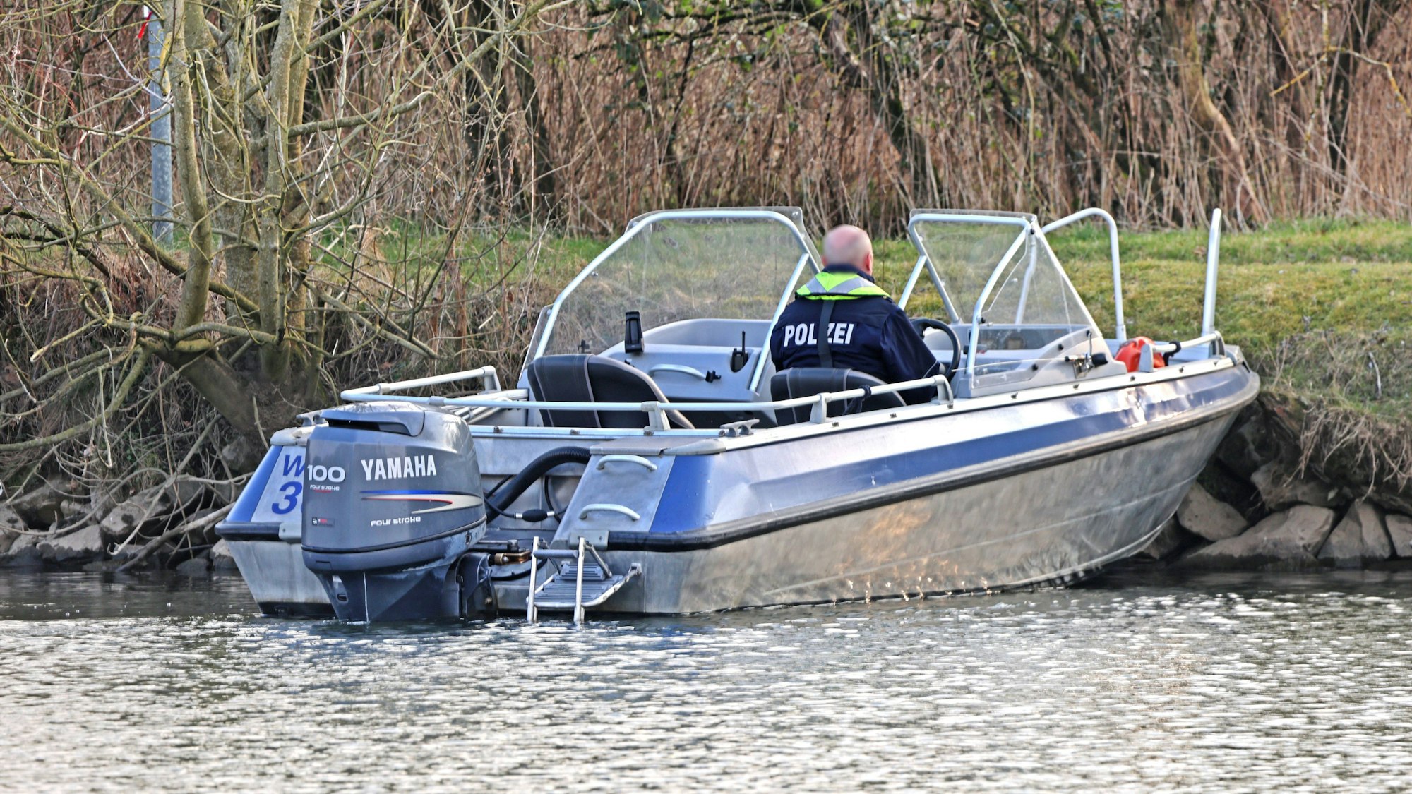 Rettungskräfte der Polizei auf dem Wasser.