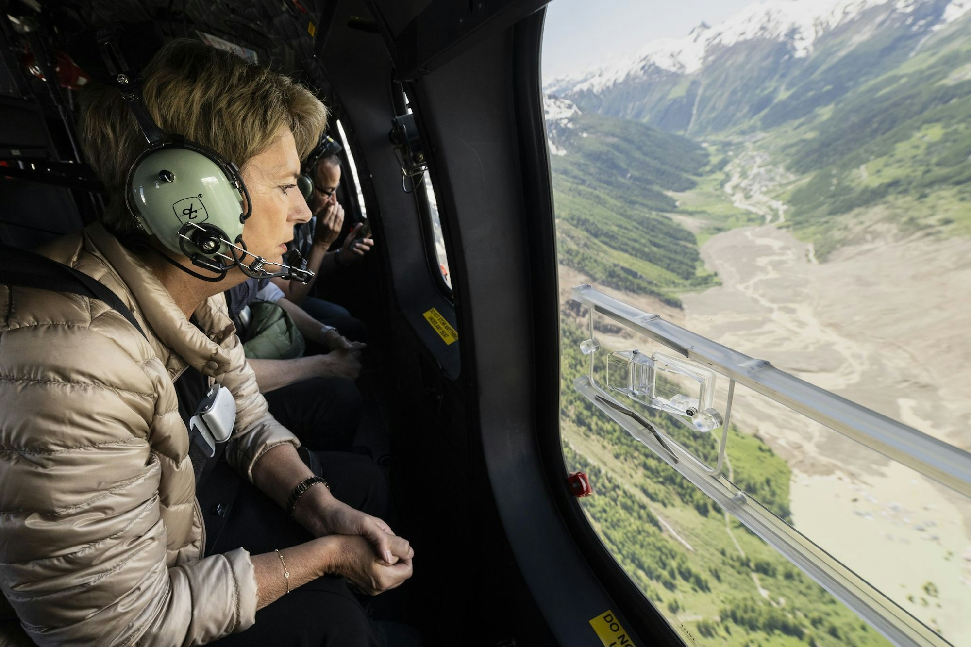 Die Schweizer Präsidentin verschaffte sich mit einem Hubschrauber einen Überblick über Lage.
