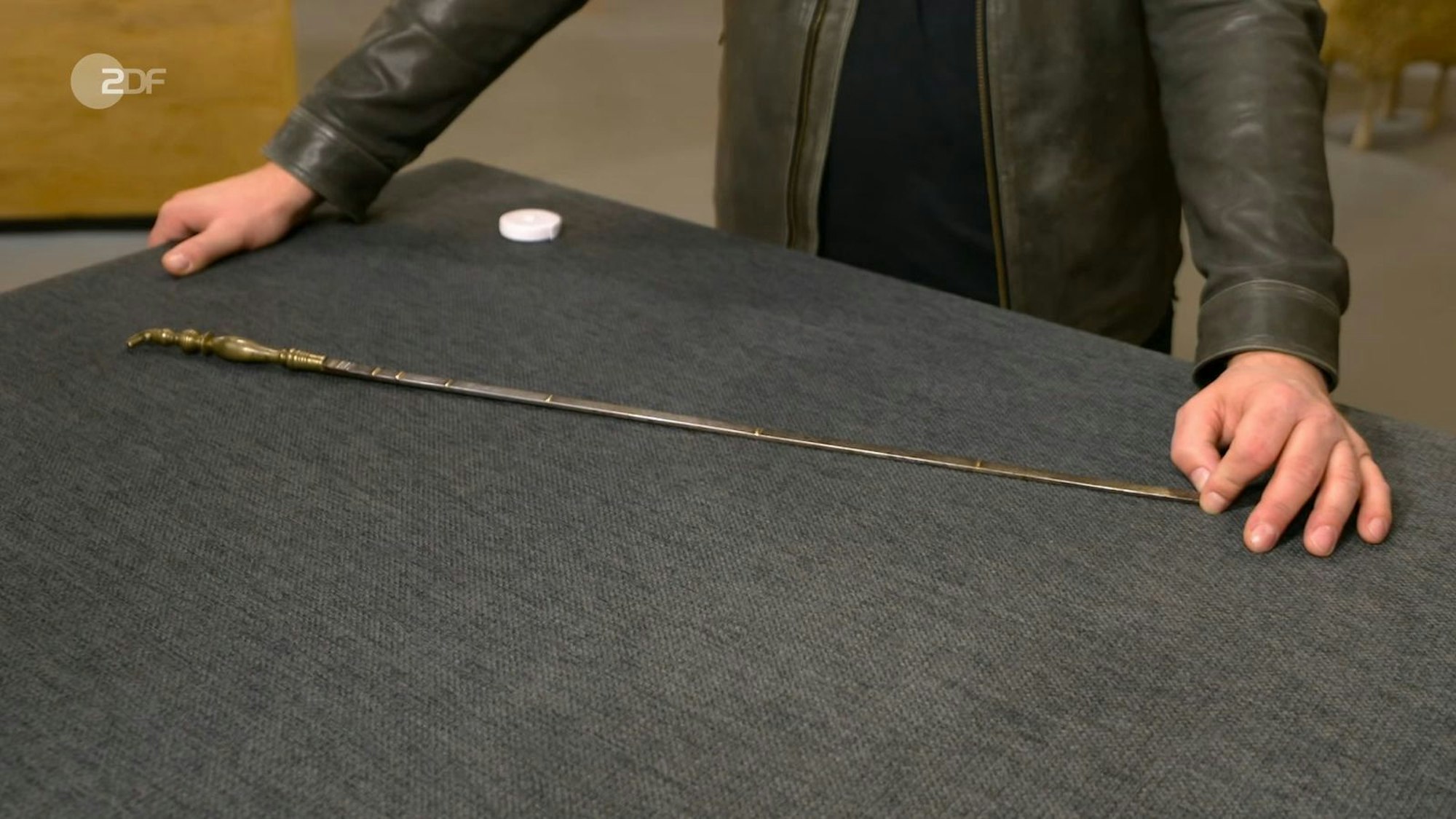 Die Schneiderelle aus Federstahl und Messing stammte aus dem Jahr 1829 und hatte einen Wert von 100 bis 150 Euro. Benjamin Leo Leo gab sogar 175 Euro aus.
(Bild: ZDF)