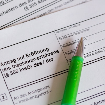 Ein Kugelschreiber liegt auf einem Antrag zur Eröffnung eines Insolvenzverfahrens.