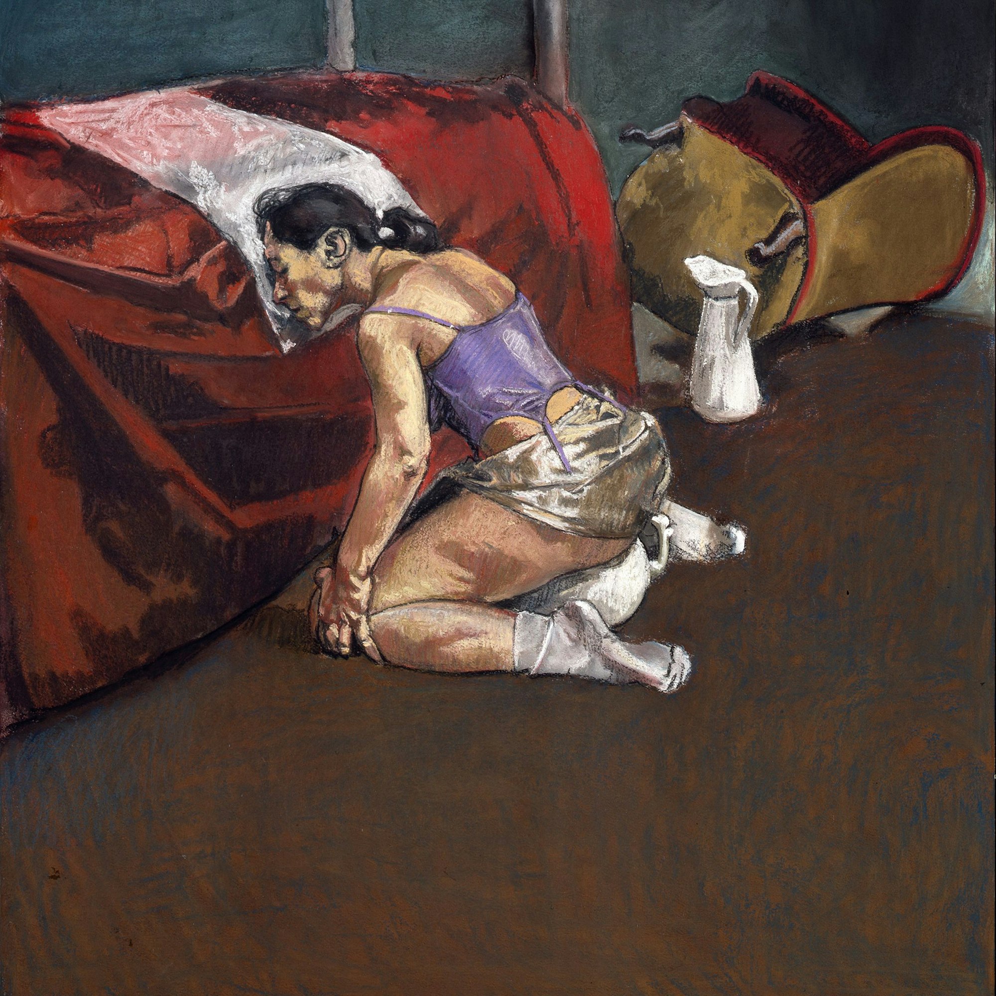 Eine Frau sitzt auf einem Topf und hat ihren Kopf auf ein Bett gelegt.