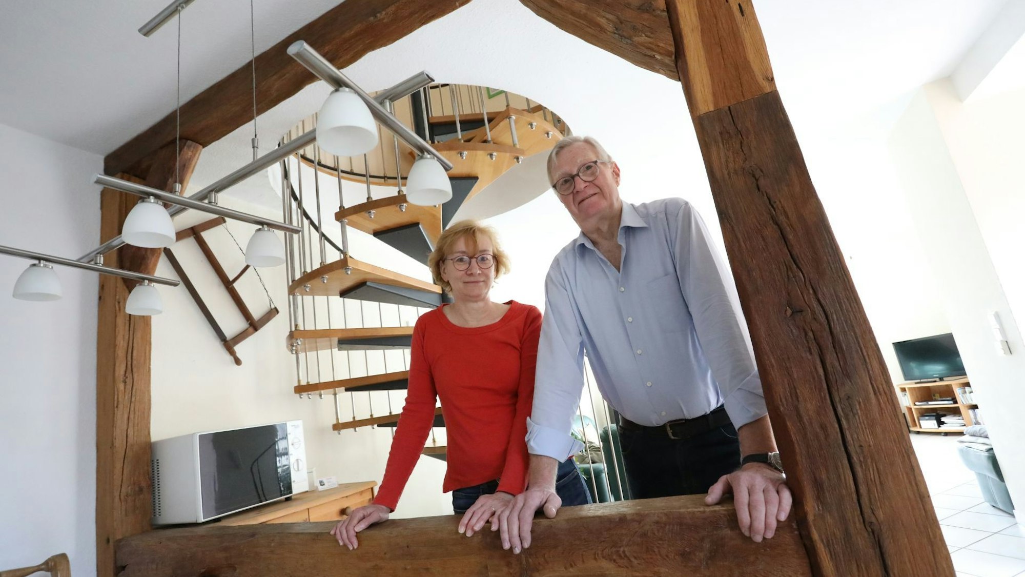 Die Gastgeber Gabi und Peter Müller haben in ihrer Ferienwohnung ein wundervolles altes Balkenwerk aus der Eifel eingebaut.