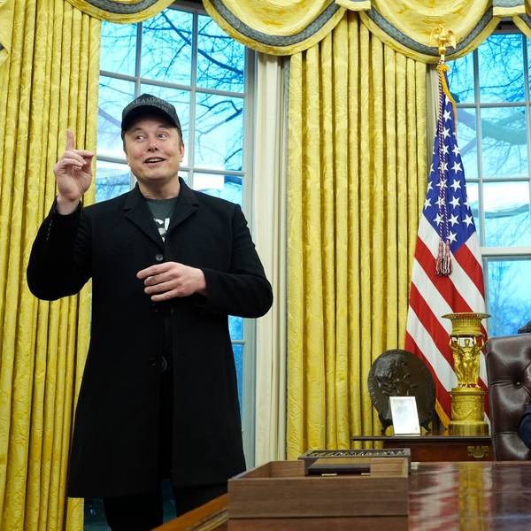 US-Präsident Donald Trump (r) hört zu, als Elon Musk im Oval Office im Weißen Haus spricht. (Archivbild)