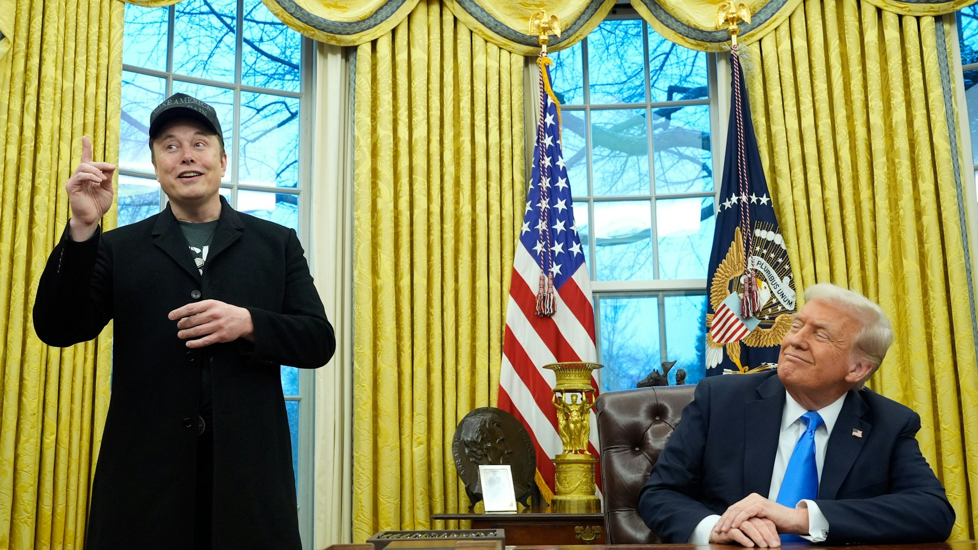 US-Präsident Donald Trump (r) hört zu, als Elon Musk im Oval Office im Weißen Haus spricht. (Archivbild)