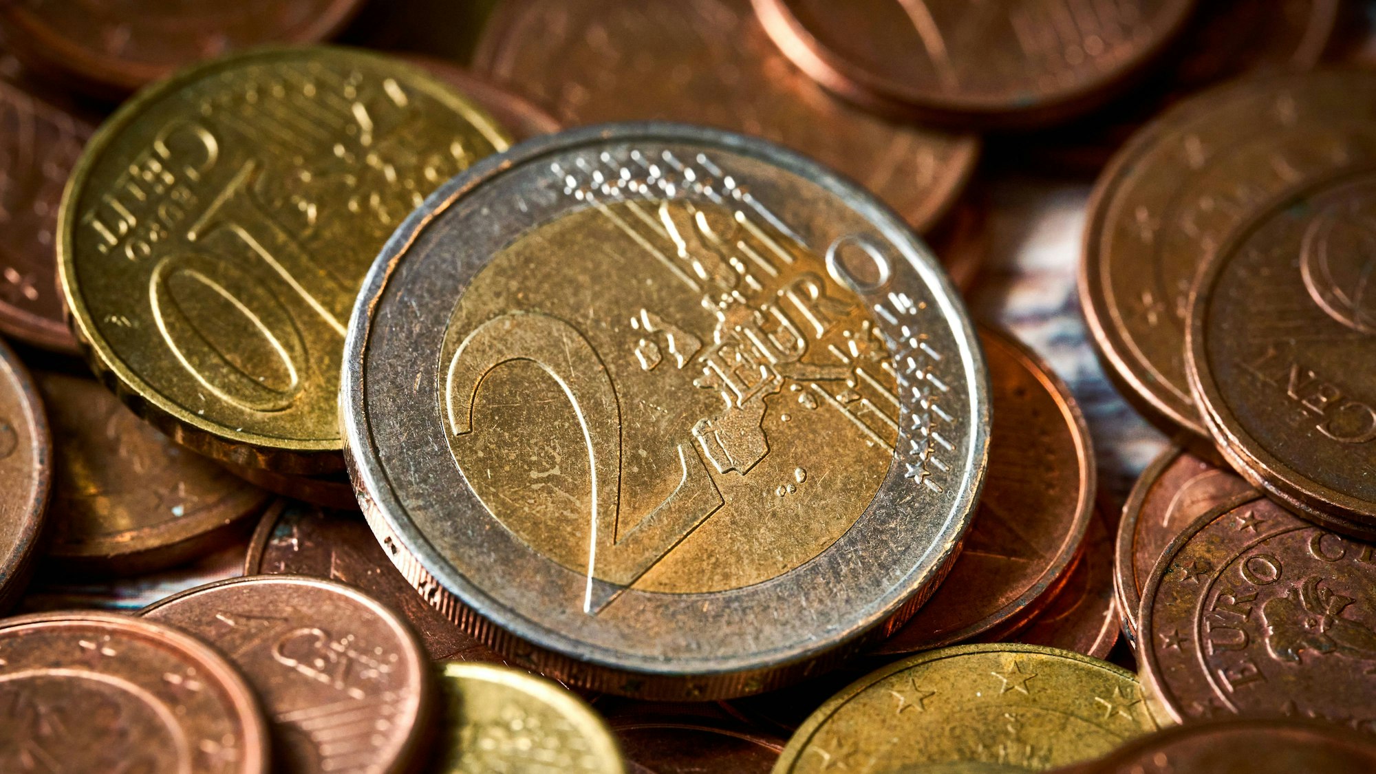 Kleingeld auf einem Tisch.