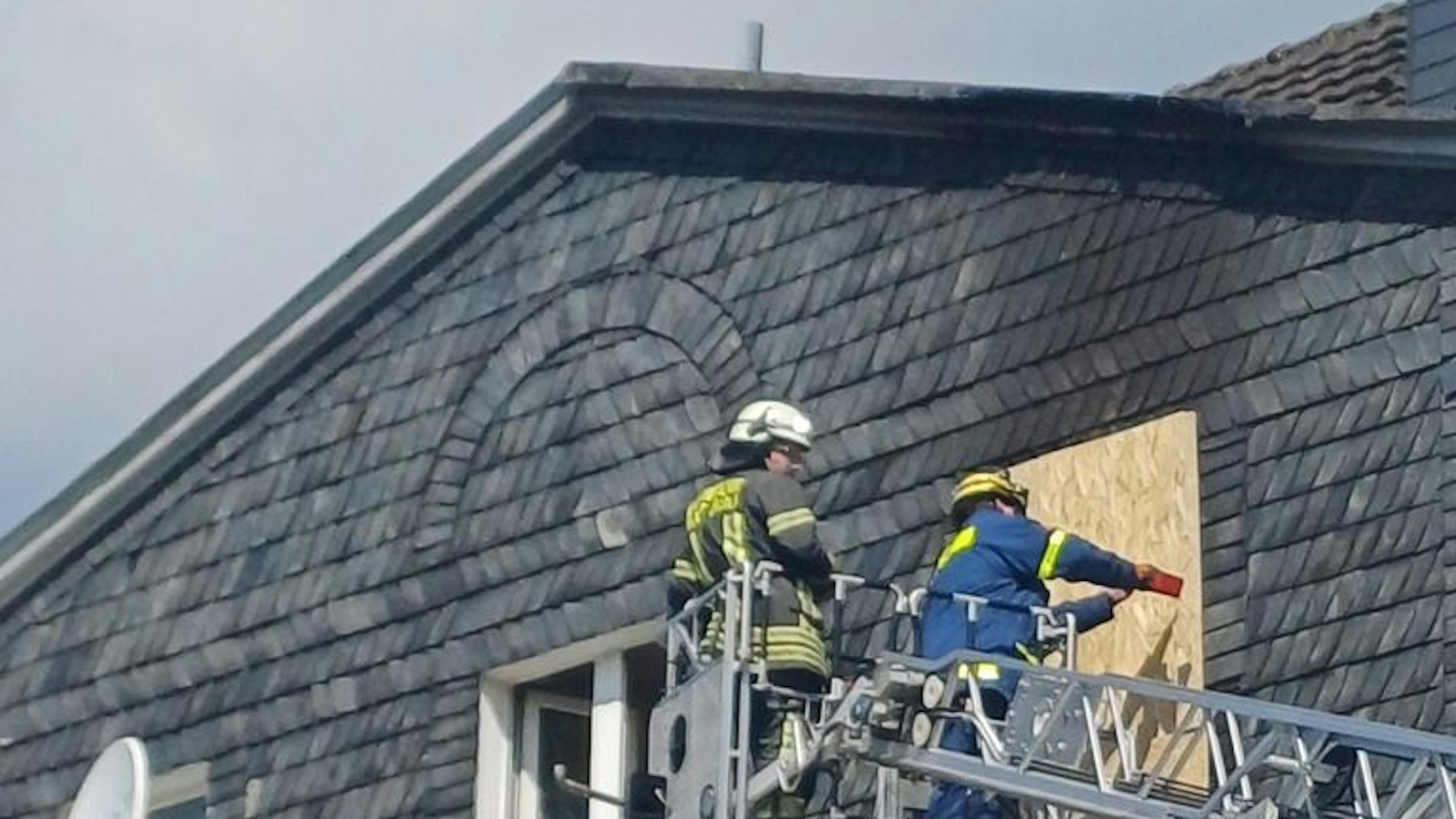Einsatzkräfte der Feuerwehr bei Sicherungsarbeiten nach einem Wohnungsbrand mit Todesfolge in der Königstraße in Wetter (Ruhr).