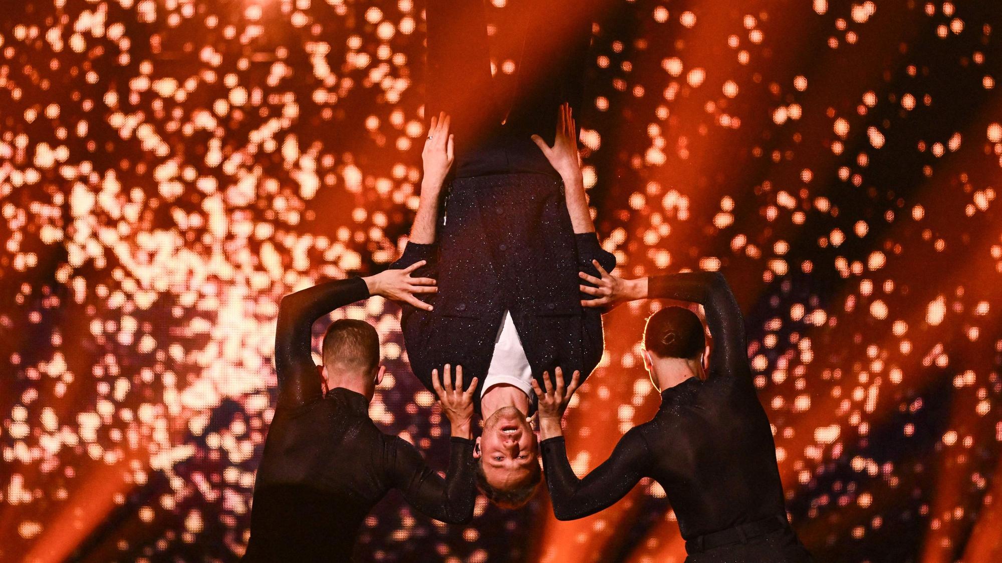 Obwohl Sloweniens Sänger Klemen zeitweise auf dem Kopf stand, schaffte er es beim ESC 2025 trotzdem nicht ins Finale.