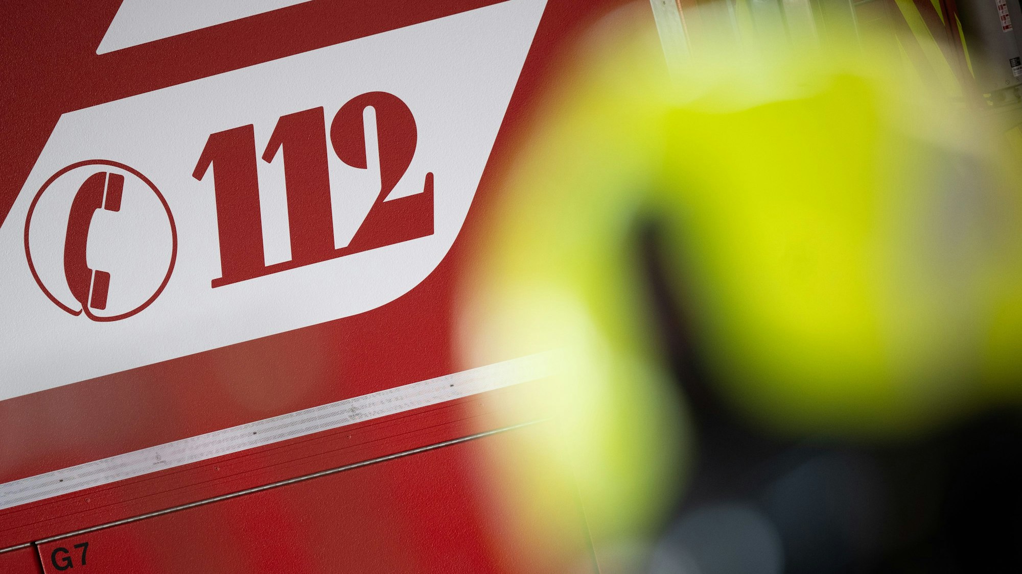 «112» steht auf einem Einsatzwagen der Feuerwehr.