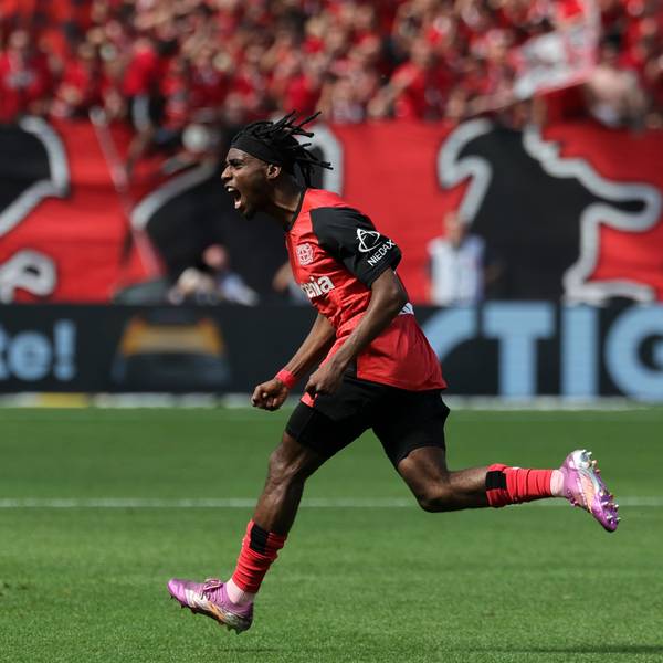 ARCHIV - 11.05.2025, Nordrhein-Westfalen, Leverkusen: Fußball: Bundesliga, Bayer Leverkusen - Borussia Dortmund, 33. Spieltag, BayArena. Leverkusens Jeremie Frimpong feiert seinen Treffer zum 1:0. (zu dpa: «Bericht: Frimpong hat in Liverpool unterschrieben») Foto: Rolf Vennenbernd/dpa +++ dpa-Bildfunk +++