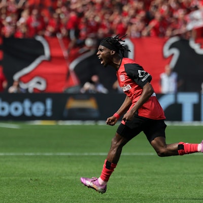 ARCHIV - 11.05.2025, Nordrhein-Westfalen, Leverkusen: Fußball: Bundesliga, Bayer Leverkusen - Borussia Dortmund, 33. Spieltag, BayArena. Leverkusens Jeremie Frimpong feiert seinen Treffer zum 1:0. (zu dpa: «Bericht: Frimpong hat in Liverpool unterschrieben») Foto: Rolf Vennenbernd/dpa +++ dpa-Bildfunk +++
