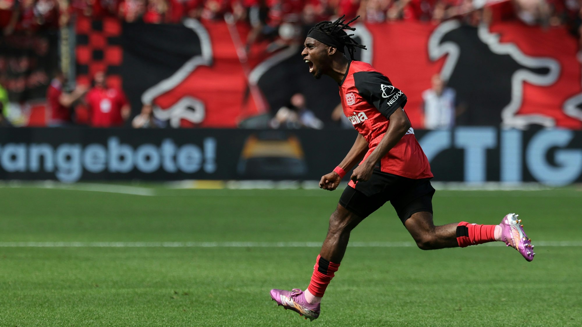 ARCHIV - 11.05.2025, Nordrhein-Westfalen, Leverkusen: Fußball: Bundesliga, Bayer Leverkusen - Borussia Dortmund, 33. Spieltag, BayArena. Leverkusens Jeremie Frimpong feiert seinen Treffer zum 1:0. (zu dpa: «Bericht: Frimpong hat in Liverpool unterschrieben») Foto: Rolf Vennenbernd/dpa +++ dpa-Bildfunk +++