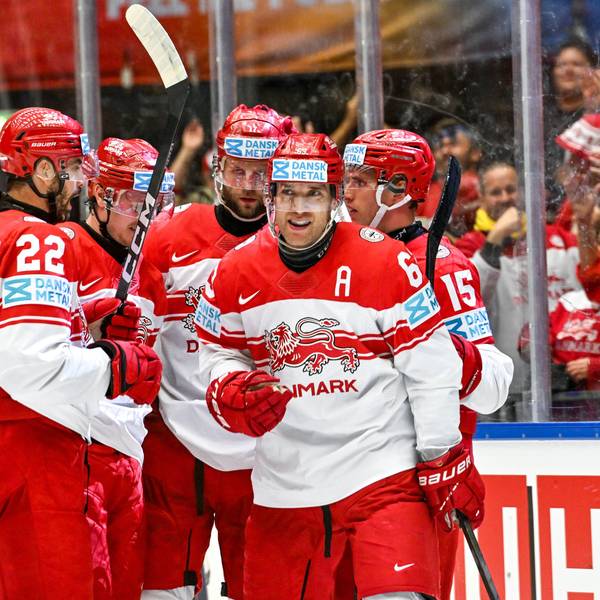 Der dänische Stürmer Patrick Russell feiert zusammen mit seinen Teamkollegen bei der WM.