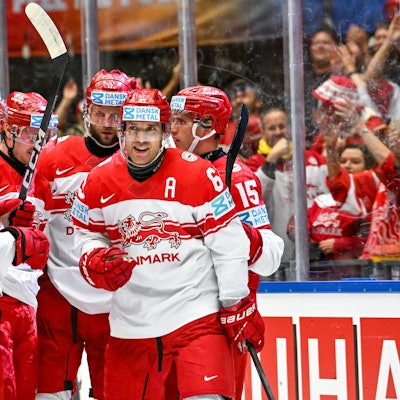 Der dänische Stürmer Patrick Russell feiert zusammen mit seinen Teamkollegen bei der WM.